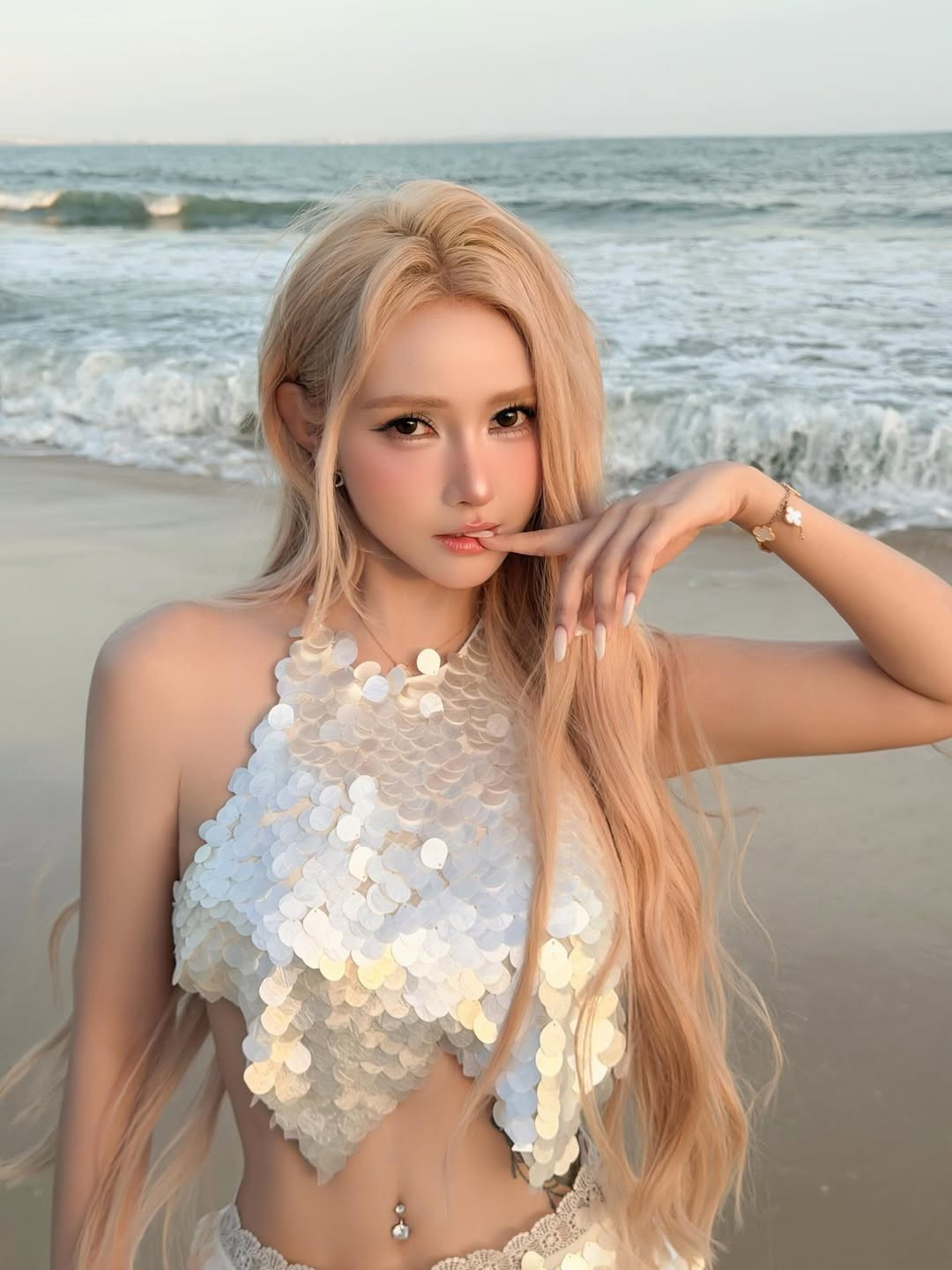 Mới đây, nữ DJ xinh đẹp Jenny Yến (tên thật là Nguyễn Thị Phi Yến) đã đăng tải bộ ảnh dạo chơi trên biển, nhanh chóng nhận về "bão tim" từ người hâm mộ. (Ảnh: IGNV)