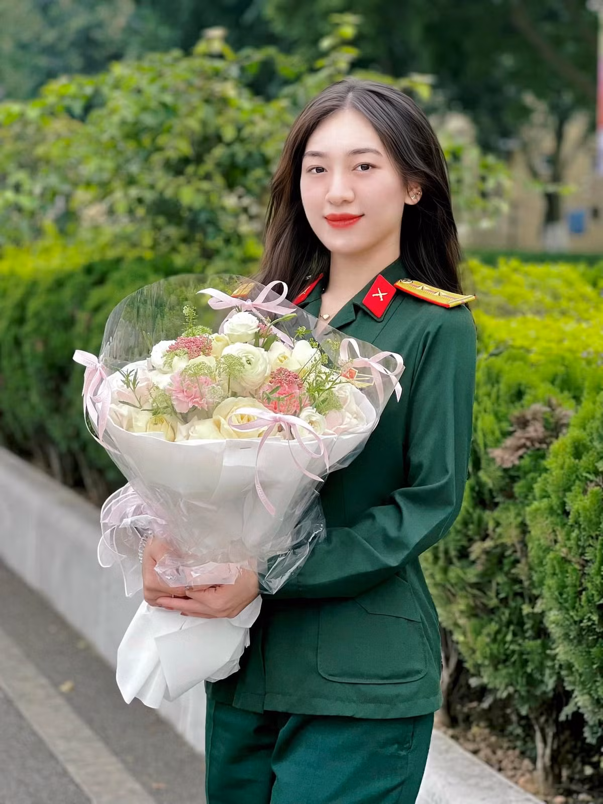 Trên trang cá nhân, cô nàng thường đăng tải những khoảnh khắc trong màu áo quân nhân đầy tự hào. (Ảnh: FBNV)