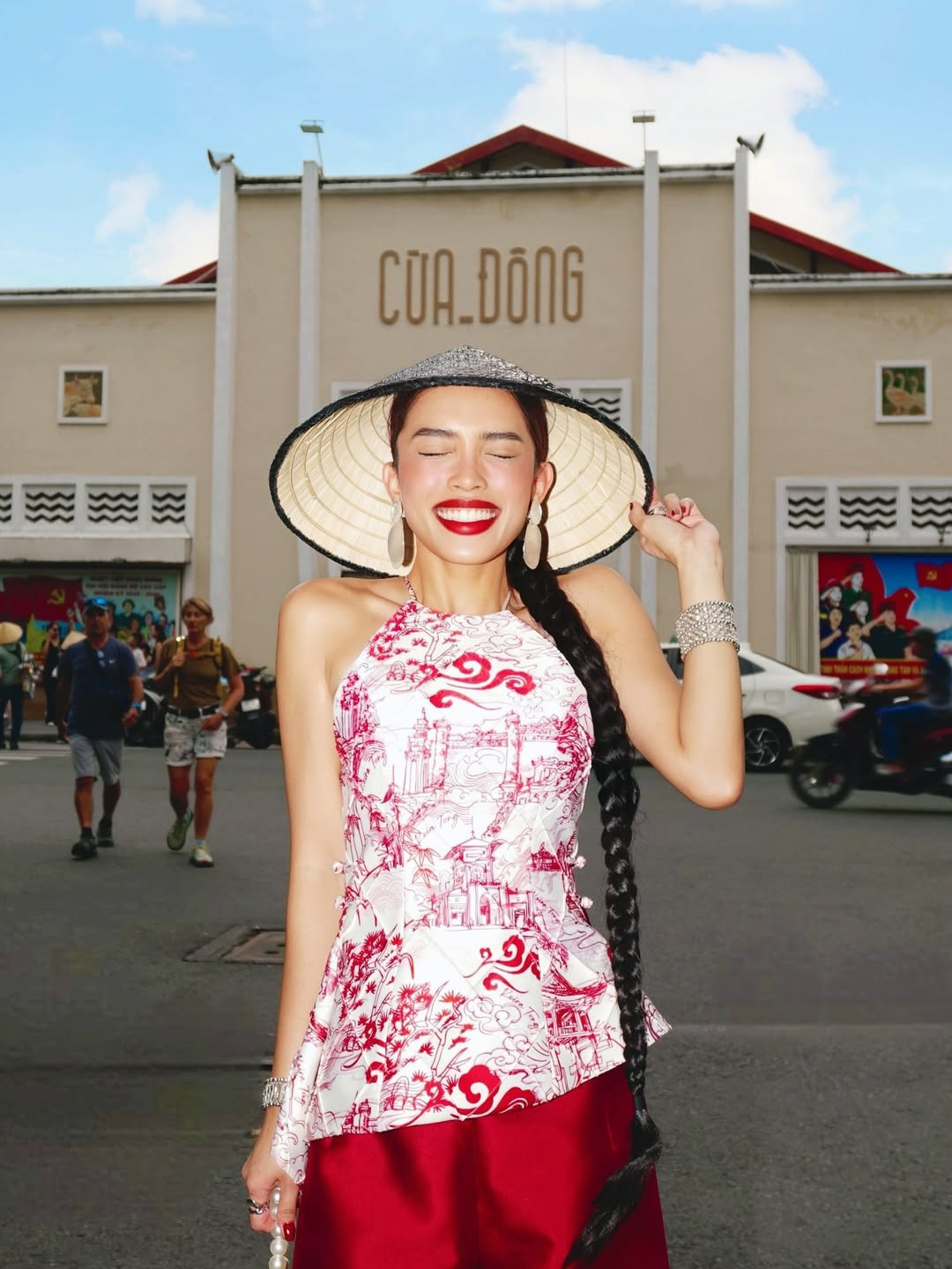 Không quên khẳng định cá tính riêng, Lilthu "phối" thêm các phụ kiện cực chất như chiếc nón lá cách tân, được phủ lớp sequin đen bóng bẩy, biến món đồ quen thuộc trở thành một món phụ kiện high-fashion, hay khuyên tai bạc hình giọt nước và vòng tay layer lấp lánh tạo nên sự tương phản thú vị với nét mộc mạc của chợ Bến Thành. (Ảnh IGNV)