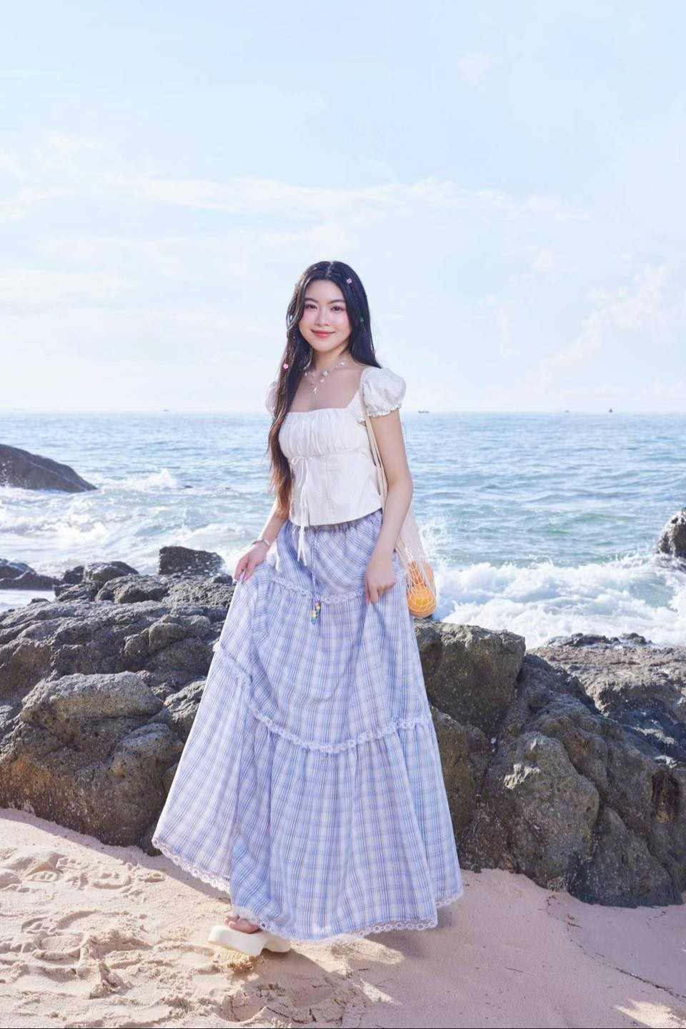 Kiểu dáng vintage này vừa thanh lịch vừa trẻ trung, phù hợp với tuổi đời và cá tính của cô nàng.