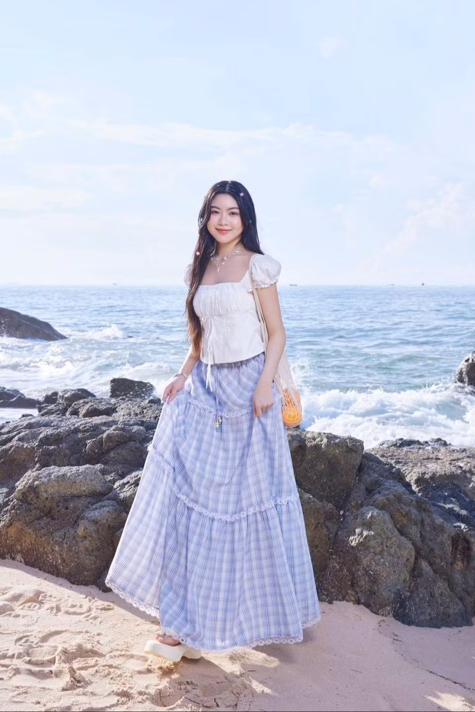 Kiểu dáng vintage này vừa thanh lịch vừa trẻ trung, phù hợp với tuổi đời và cá tính của cô nàng.