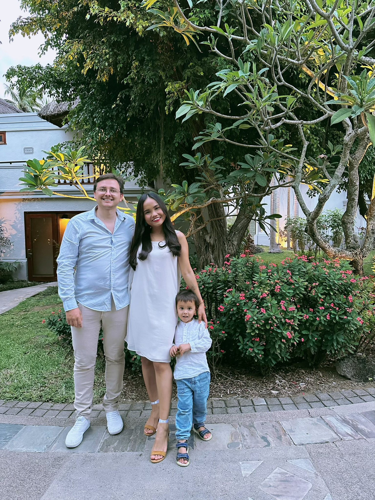 Nữ Tiktoker chia sẻ thêm rằng dù cả hai từng dành cho nhau rất nhiều tình cảm, nhưng sau 10 năm, họ đành chấp nhận thực tế là giờ đây mỗi người đã chọn một con đường riêng. Cô ví von mối quan hệ hiện tại như "hai đường thẳng song song" và mọi thứ giờ chỉ còn là kỷ niệm.