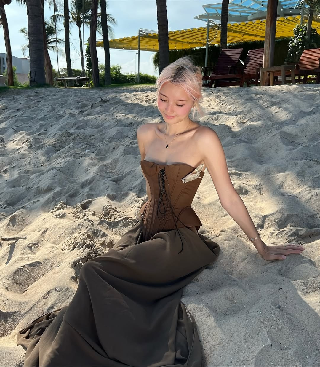 Cô thường xuyên chia sẻ các bức ảnh đời thường, du lịch với phong cách cực kỳ gợi cảm, từ áo xuyên thấu, crop-top siêu ngắn đến mốt khoe lưng trần táo bạo, khiến cho cộng đồng người hâm mộ luôn "đứng ngồi không yên". (Ảnh: IGNV)