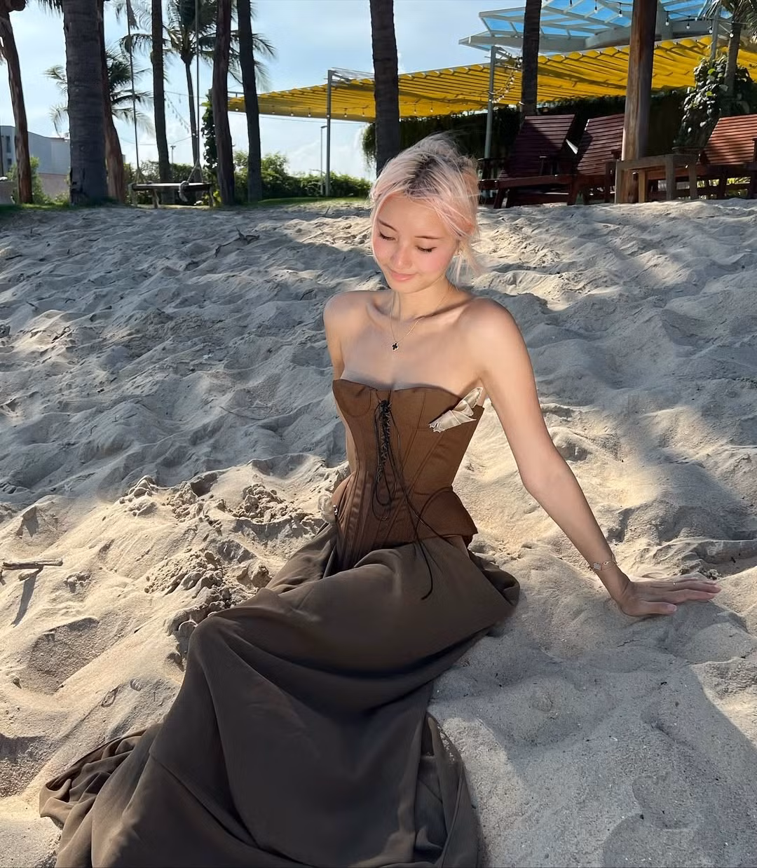 Cô thường xuyên chia sẻ các bức ảnh đời thường, du lịch với phong cách cực kỳ gợi cảm, từ áo xuyên thấu, crop-top siêu ngắn đến mốt khoe lưng trần táo bạo, khiến cho cộng đồng người hâm mộ luôn "đứng ngồi không yên". (Ảnh: IGNV)