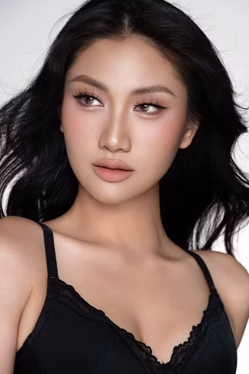 Cô hiện là sinh viên ngành Quan hệ Quốc tế tại Đại học Khoa học Xã hội và Nhân văn (Đại học Quốc gia TPHCM).