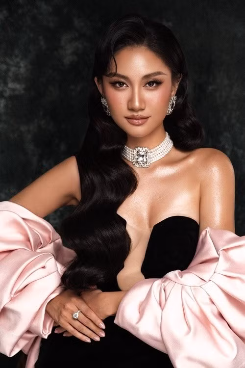 Không chỉ sở hữu nhan sắc rạng rỡ, cô còn có thành tích học tập ấn tượng khi tốt nghiệp Đại học Washington (Mỹ) với GPA 3.6/4.0, đồng thời từng hoàn thành chương trình cao đẳng ngành Kinh doanh tại Houston với GPA 3.95/4.0.