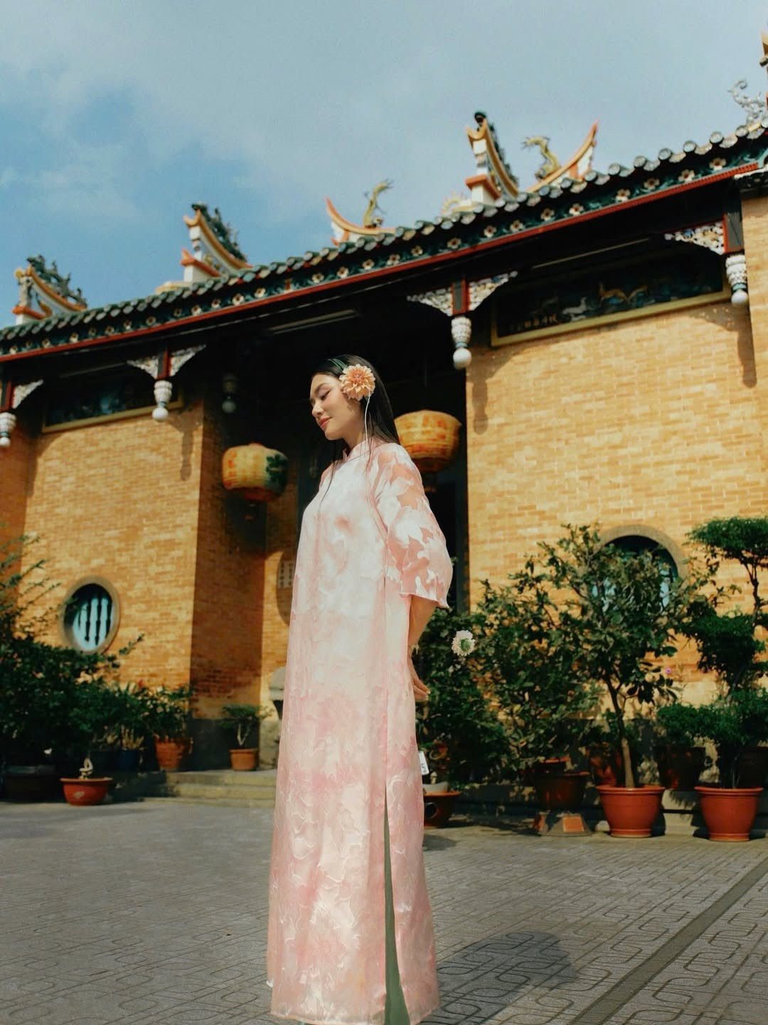 Thảo Nhi khiến dân mạng thích thú khi biến tấu bông thược dược thành "phụ kiện tai nghe" độc lạ hay chiếc giỏ xách thêu hoa sặc sỡ đầy ắp hoa tươi. Cô nàng hào hứng bày tỏ: "Tuning into blessings, beauty, and fresh beginnings for Lunar New Year. How do u like my new headphones?" (tạm dịch: Bật chế độ đón nhận may mắn, xinh đẹp và những điều mới mẻ cho Tết này thôi. Cả nhà thấy chiếc 'tai nghe' mới của Nhi thế nào?) (Ảnh: IGNV)