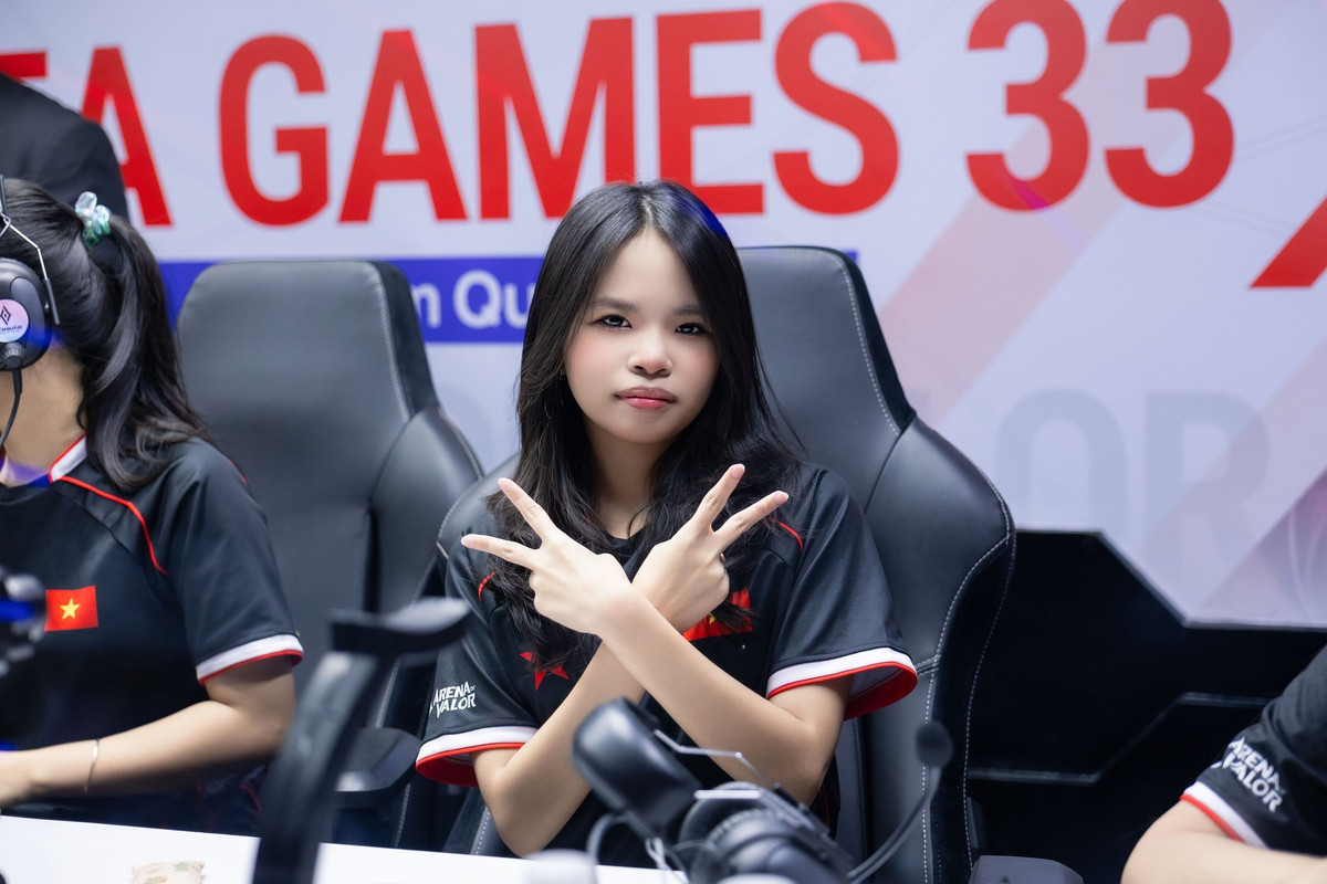 Nguyễn Thanh Duyên (nickname TDuyen), cô gái nhỏ nhắn đảm nhận vị trí xạ thủ. Thanh Duyên sở hữu kỹ năng chọn vị trí và giữ mạng cực kỳ tốt, cùng với khả năng tối ưu hóa lượng sát thương gây ra từ các vị tướng xạ thủ cơ động như Elsu, Hayate, Capheny. (Ảnh: One Star Esports)