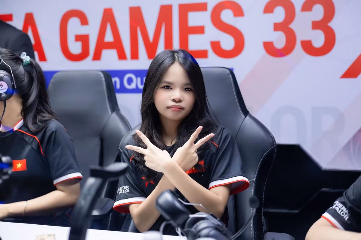 Nguyễn Thanh Duyên (nickname TDuyen), cô gái nhỏ nhắn đảm nhận vị trí xạ thủ. Thanh Duyên sở hữu kỹ năng chọn vị trí và giữ mạng cực kỳ tốt, cùng với khả năng tối ưu hóa lượng sát thương gây ra từ các vị tướng xạ thủ cơ động như Elsu, Hayate, Capheny. (Ảnh: One Star Esports)