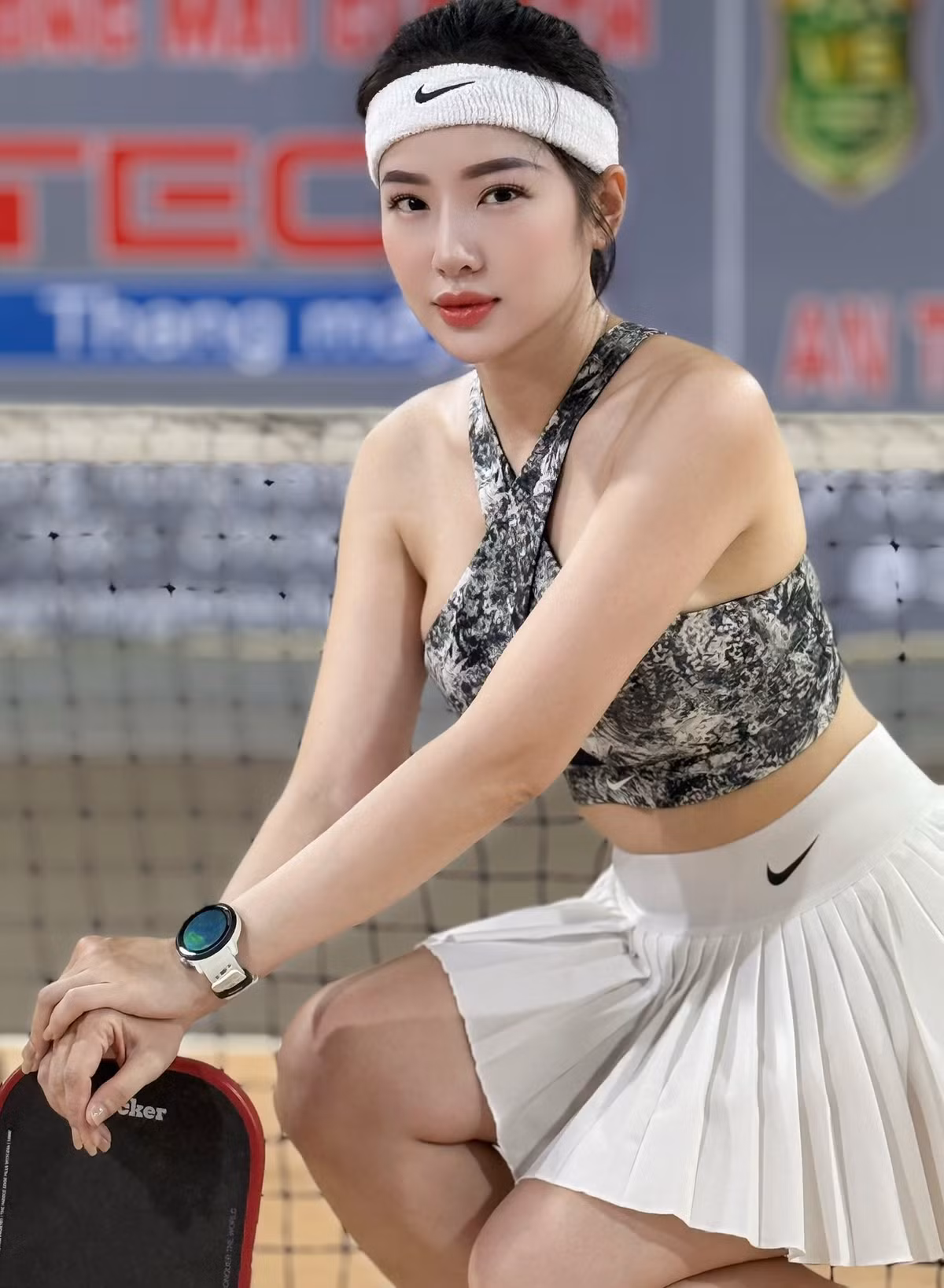 Trong loạt ảnh mới nhất trên sân pickleball, Loan Barbie gây ấn tượng khi diện một set đồ thể thao năng động nhưng không kém phần gợi cảm, làm nổi bật đường cong cơ thể khỏe khoắn. (Ảnh: FBNV)