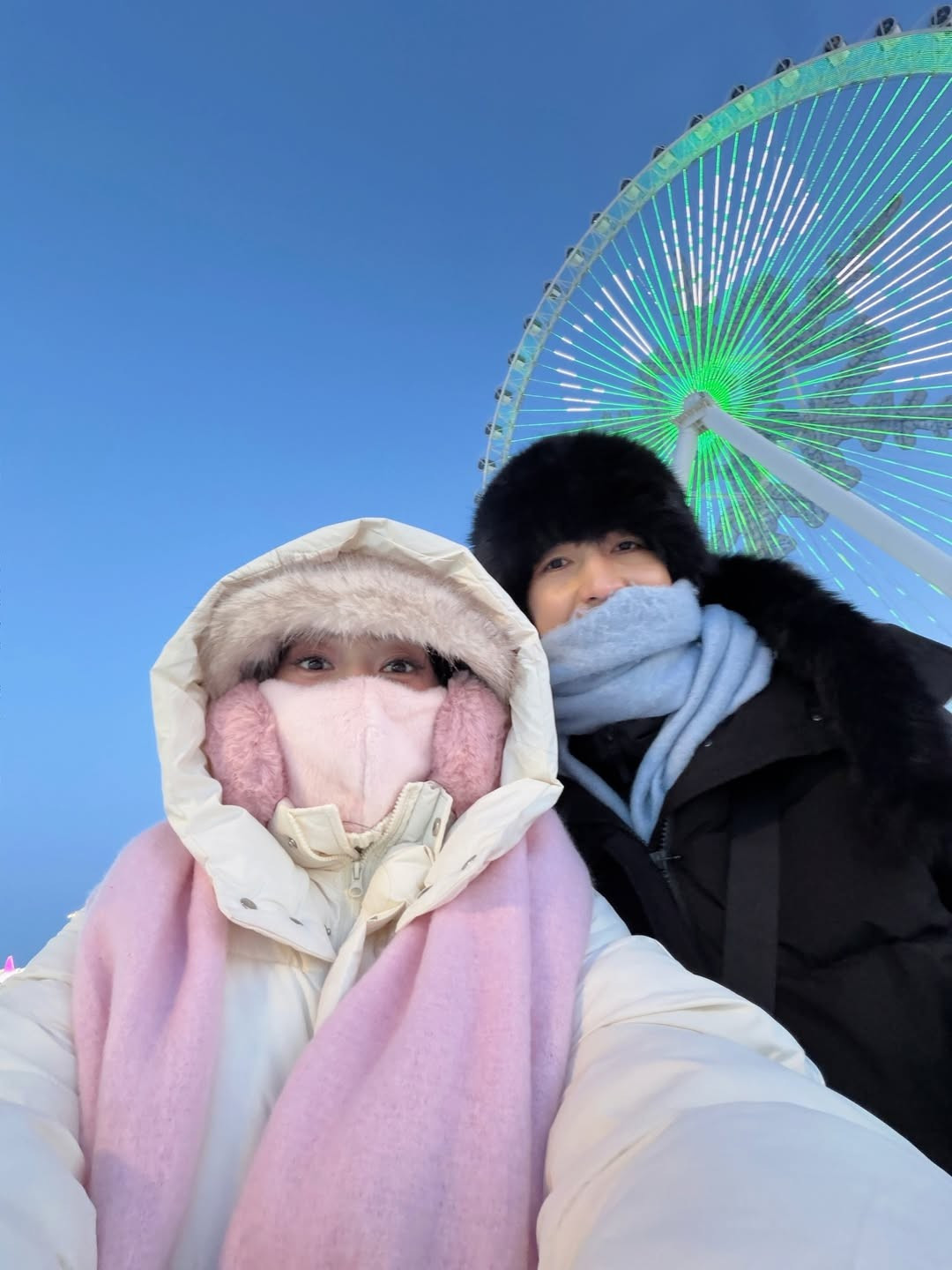 Không chỉ gây ấn tượng bởi những cử chỉ thân mật, Bình An và Phương Nga còn nhận được nhiều lời khen ngợi về phong cách thời trang du lịch. Để đối phó với cái lạnh kỷ lục, cả hai đã chuẩn bị kỹ lưỡng với những bộ áo phao dày, mũ lông thú bông xốp và khăn choàng len ấm áp. (Ảnh: IG @phuongngabui_)