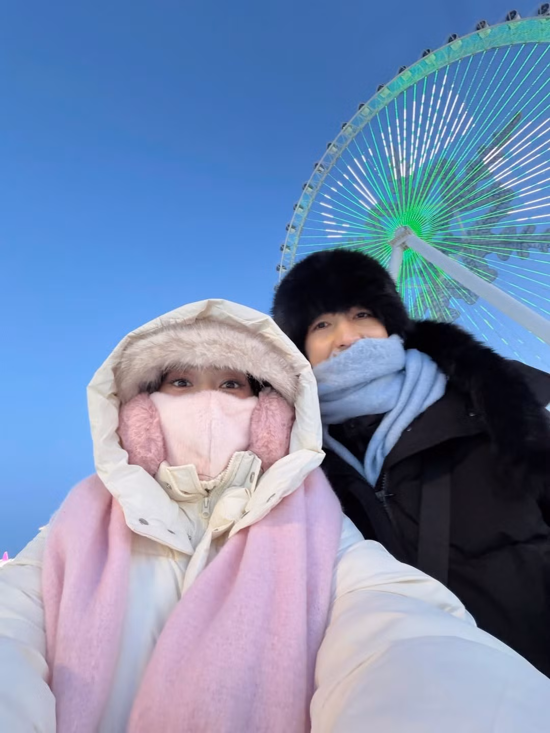 Không chỉ gây ấn tượng bởi những cử chỉ thân mật, Bình An và Phương Nga còn nhận được nhiều lời khen ngợi về phong cách thời trang du lịch. Để đối phó với cái lạnh kỷ lục, cả hai đã chuẩn bị kỹ lưỡng với những bộ áo phao dày, mũ lông thú bông xốp và khăn choàng len ấm áp. (Ảnh: IG @phuongngabui_)