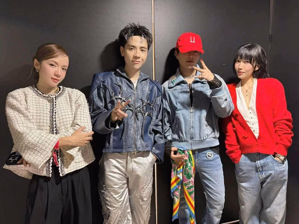 rong khi trước đó, RHYDER đã đăng hình ảnh mang lightstick và sơn móng tay theo phong cách của thần tượng lên trang cá nhân nhằm khoe mình cũng sẽ đến đêm diễn.