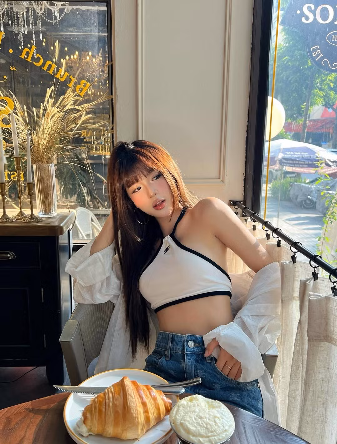 Cô nàng xuất hiện tại các địa điểm sang trọng và quán cà phê mang đậm chất châu Âu ở Hà Nội, nổi bật với vẻ ngoài xinh đẹp, cuốn hút. (Ảnh: IGNV)