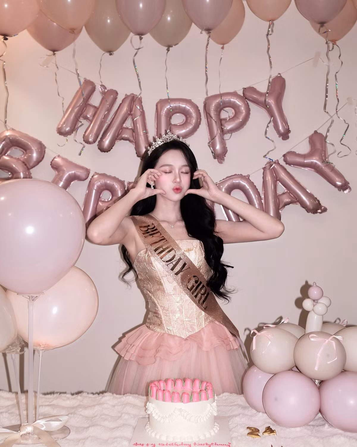 Cô nàng diện một chiếc đầm dạ hội được thiết kế công phu, nổi bật với tông màu hồng pastel chủ đạo. (Ảnh: FBNV)