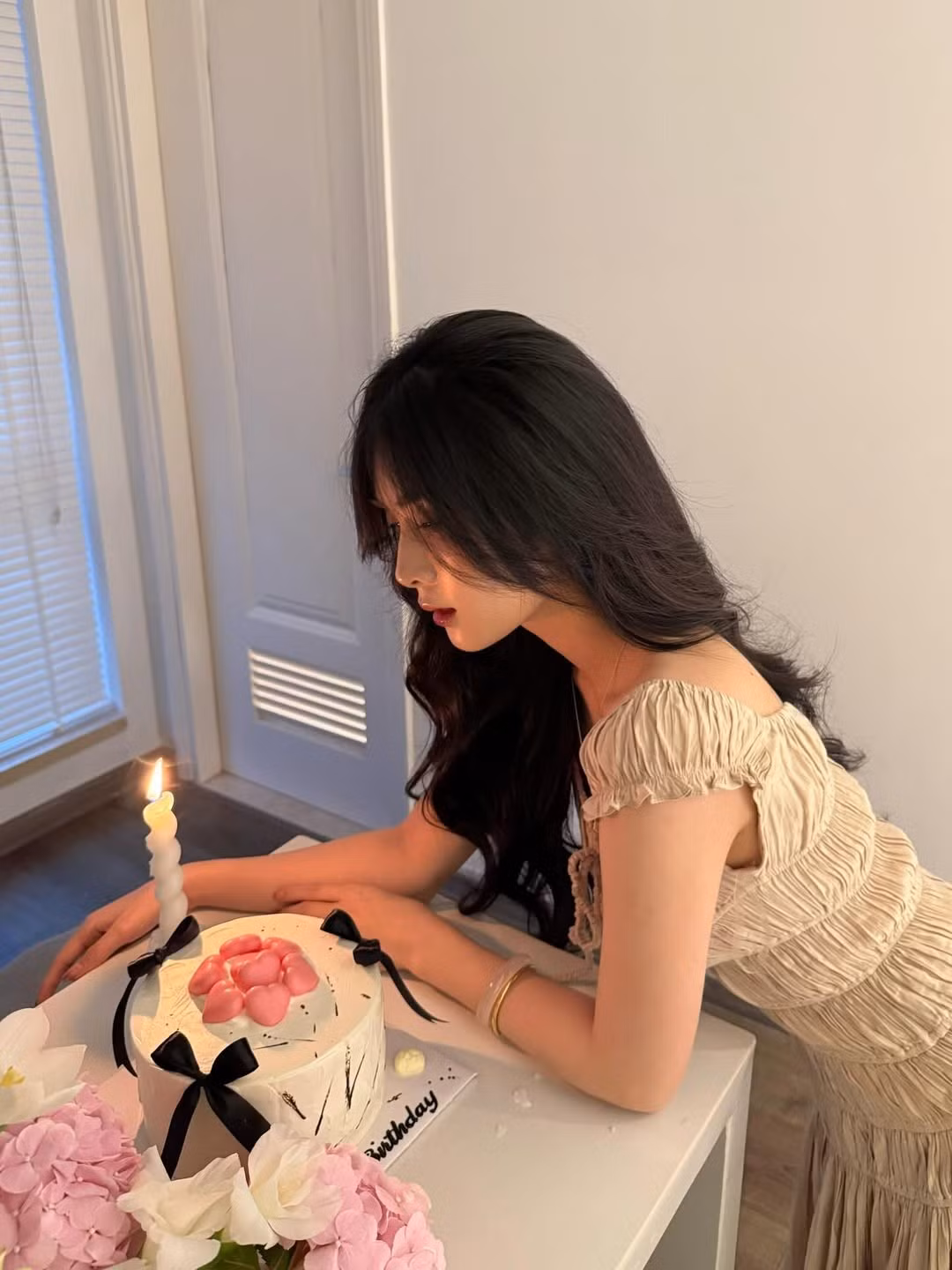 Loạt ảnh được Quỳnh Alee chia sẻ cho thấy một buổi tiệc sinh nhật thân mật, ngọt ngào, đậm chất riêng tư. Không gian được trang trí nhẹ nhàng, ấm cúng với tông màu trắng, hồng pastel chủ đạo. (Ảnh: IGNV)