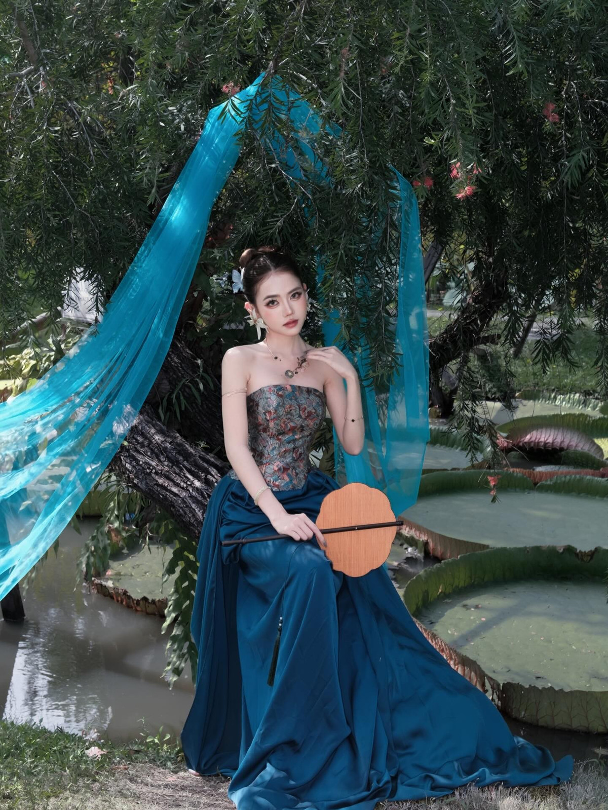 Lựa chọn lối trang điểm sắc sảo, nhấn vào đôi mắt trong veo và bờ môi hồng tự nhiên, cô nàng đã khéo léo khoe trọn những đường nét thanh tú trên gương mặt. (Ảnh: IGNV)