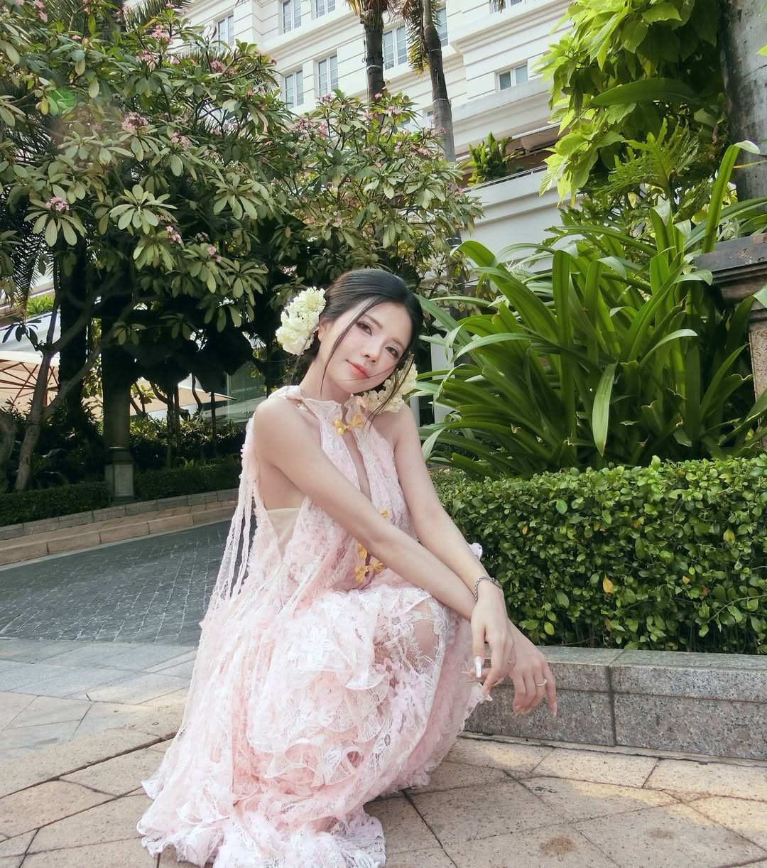 Mai Dora khéo léo cài những nhành hoa trắng muốt sau tai, kết hợp cùng lối trang điểm trong trẻo, nhấn vào đôi mắt long lanh và làn da căng bóng. (Ảnh: IGNV)