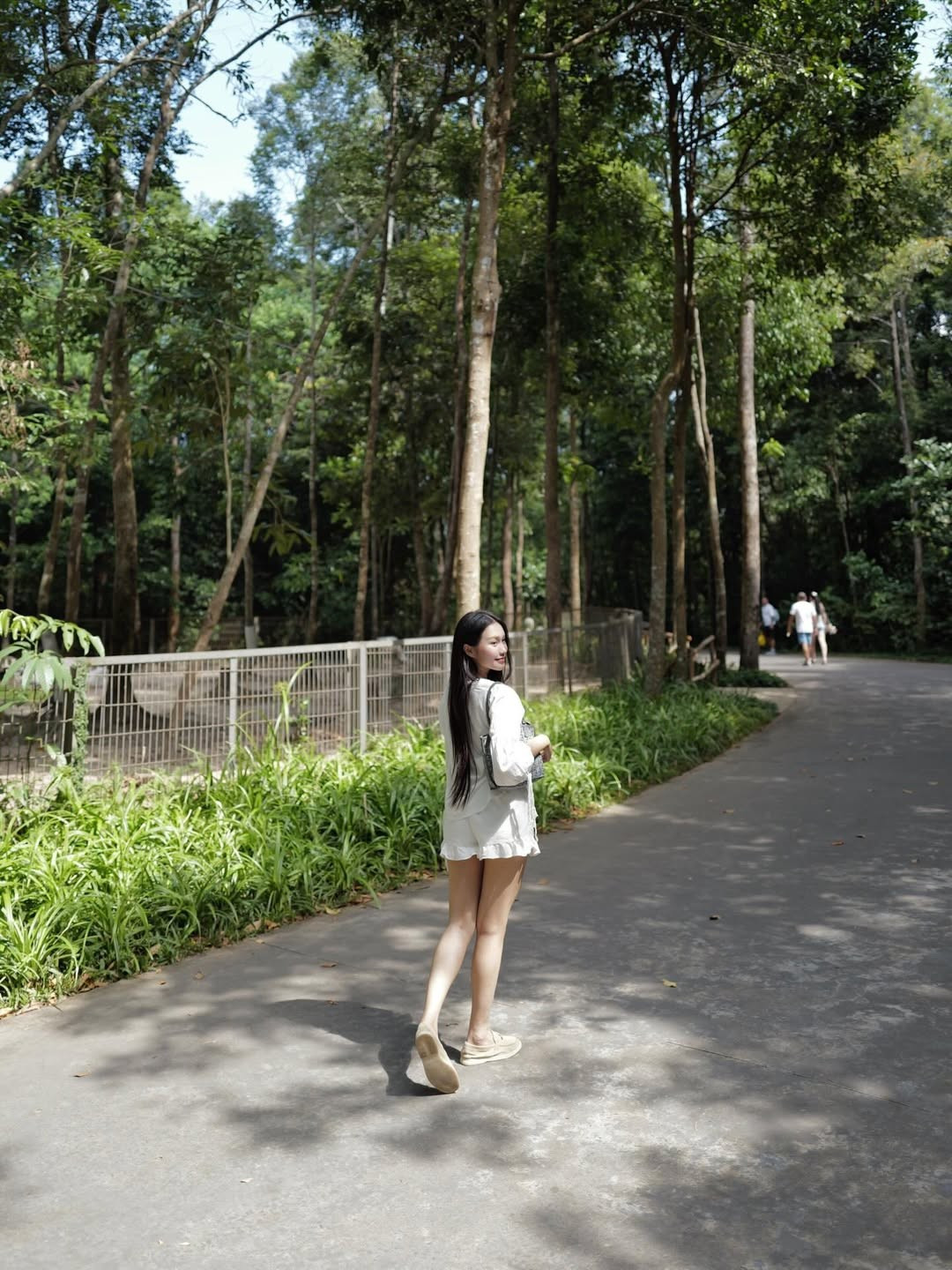 Dưới ánh nắng rực rỡ, dù là tạo dáng bên hồ hay đi dạo dưới những tán cây xanh, nàng WAGs vẫn giữ được nét kiêu sa, đài các. (Ảnh: IGNV)