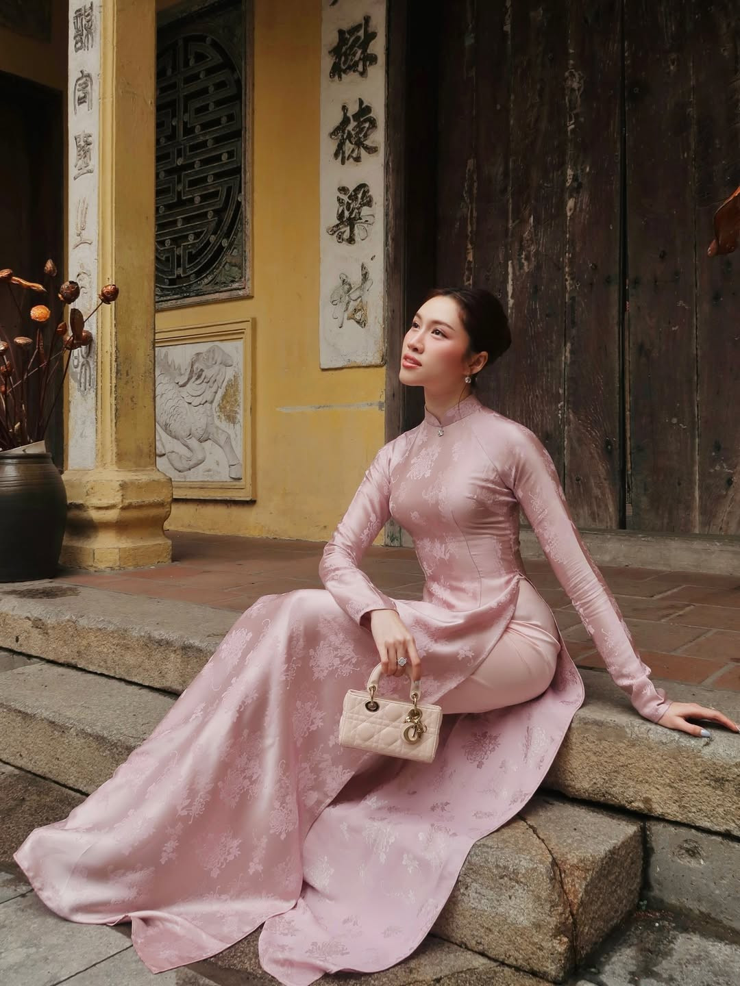 Trong bộ ảnh lần này, "MC 3000 chữ" lựa chọn thiết kế áo dài lụa màu hồng phấn với những họa tiết chìm tinh tế. (Ảnh: IGNV)