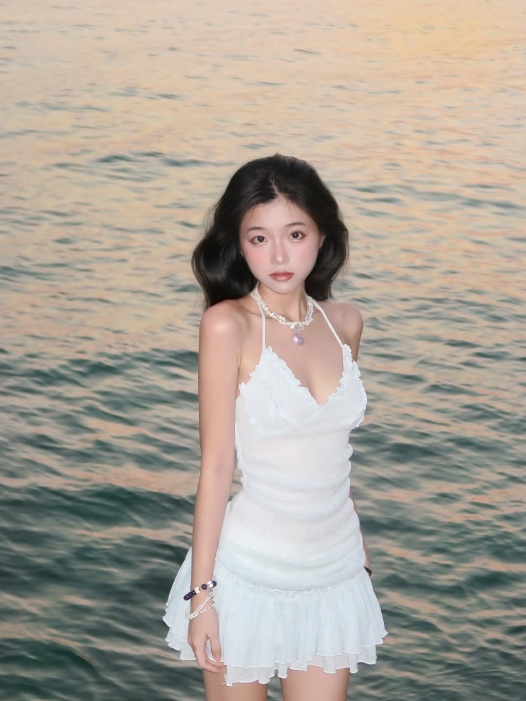 Vương Khánh Ly là cựu nữ sinh trường THPT chuyên Hùng Vương, Phú Thọ từng được báo Trung Quốc khen ngợi nức nở với hình ảnh mơ mộng, sắc vóc mỏng manh như sương mai.