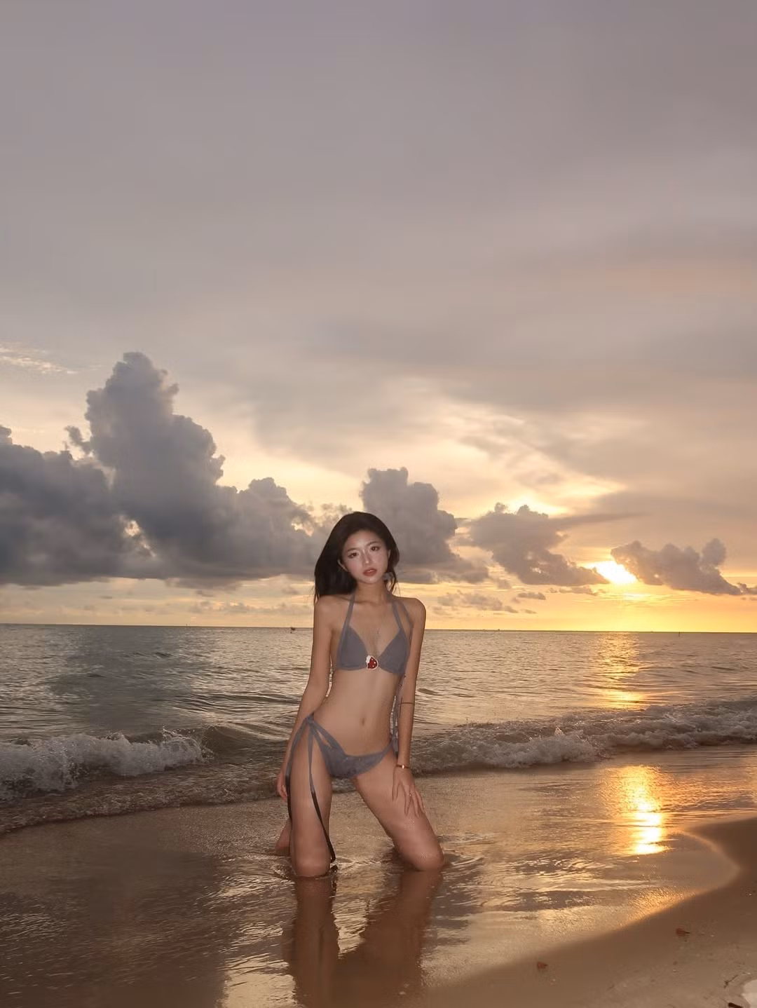 Cô nàng còn khéo léo tạo điểm nhấn với trái dừa tươi, tăng thêm vẻ cuốn hút và năng động cho bộ ảnh.