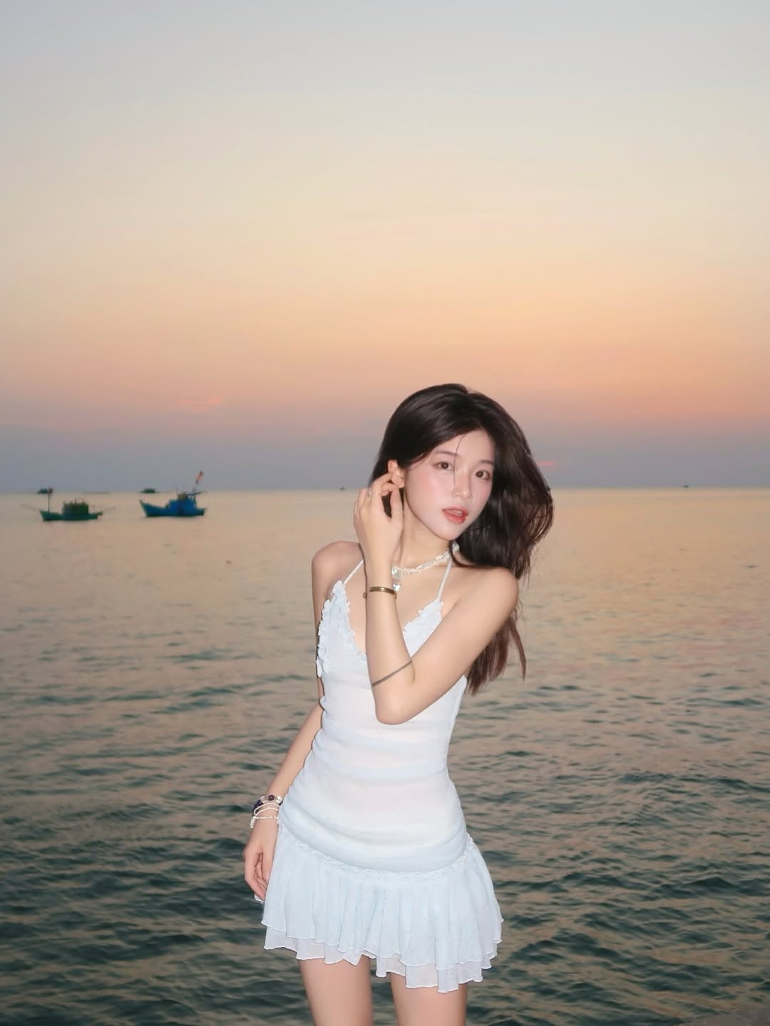 Sở hữu gương mặt nhỏ nhắn với đường nét hài hòa, đôi mắt to tròn và làn da trắng mịn, cô nàng đốn tim người đối diện ngay từ cái nhìn đầu tiên.