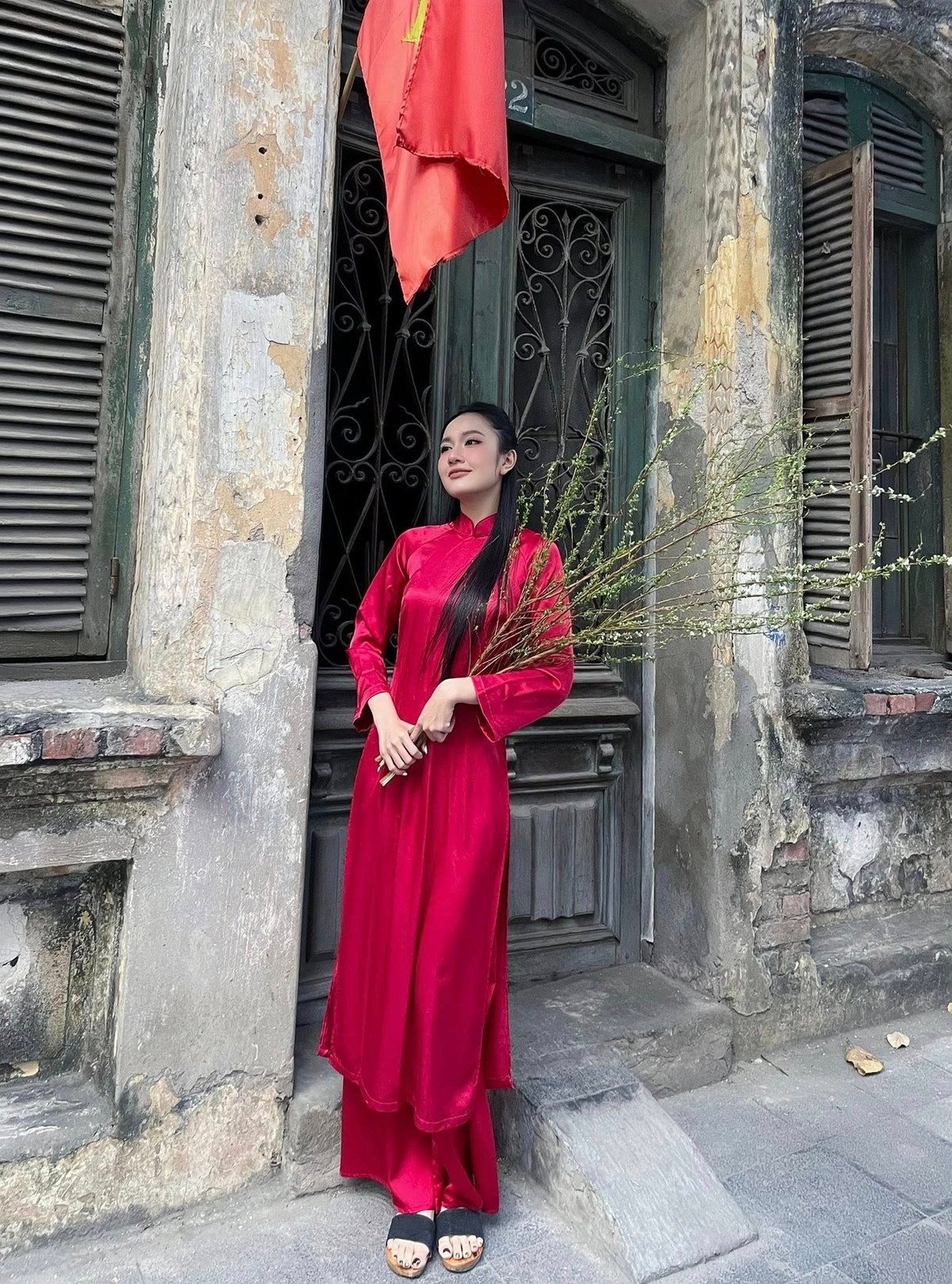 Với chiều cao lý tưởng 1m67 cùng gương mặt thanh tú, nụ cười rạng rỡ, Thùy Linh nhanh chóng trở thành tâm điểm mỗi khi xuất hiện trên sóng truyền hình. (Ảnh: FBNV)