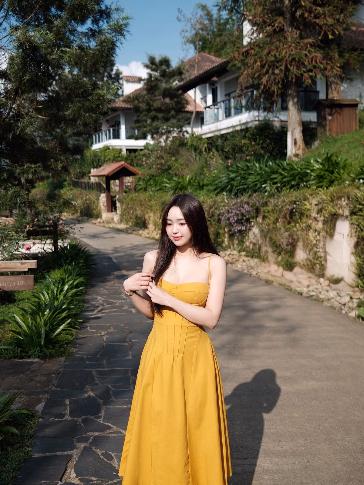 Loạt ảnh này của Lê Phương Anh ngay lập tức nhận được "cơn mưa" lời khen từ cộng đồng mạng. Hàng loạt bình luận như: "Đẹp xuất sắc luôn chị ơi!", "Nữ thần là đây chứ đâu!", "Góc nào cũng đẹp, mê quá đi thôi!" liên tục xuất hiện. (Ảnh: IGNV)