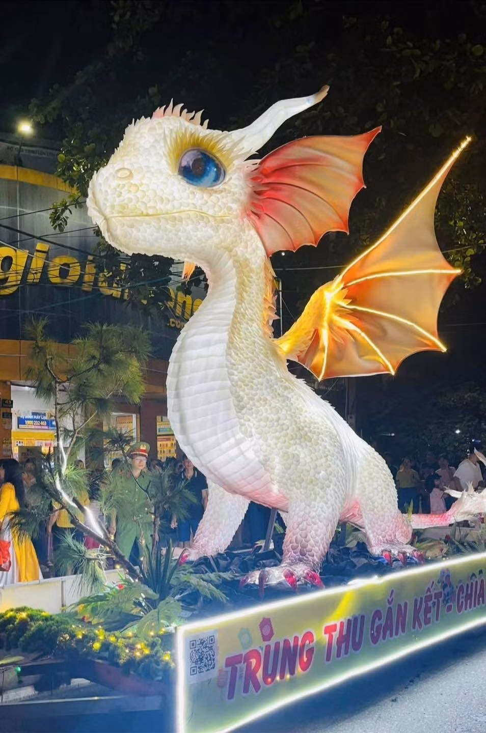 Điểm nhấn là đôi mắt to tròn màu xanh dương long lanh, gợi lên vẻ ngoài ngây thơ, thân thiện. (Ảnh: Tổng hợp)