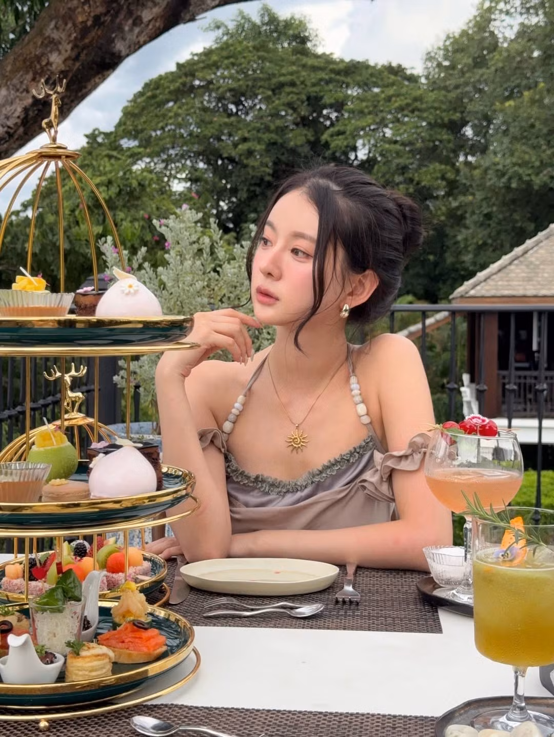 Phụ kiện đi kèm như chiếc vòng cổ hình sao biển màu xanh nhạt cũng góp phần làm tăng thêm vẻ tươi mới, phù hợp với không gian nghỉ dưỡng. (Ảnh: IGNV)