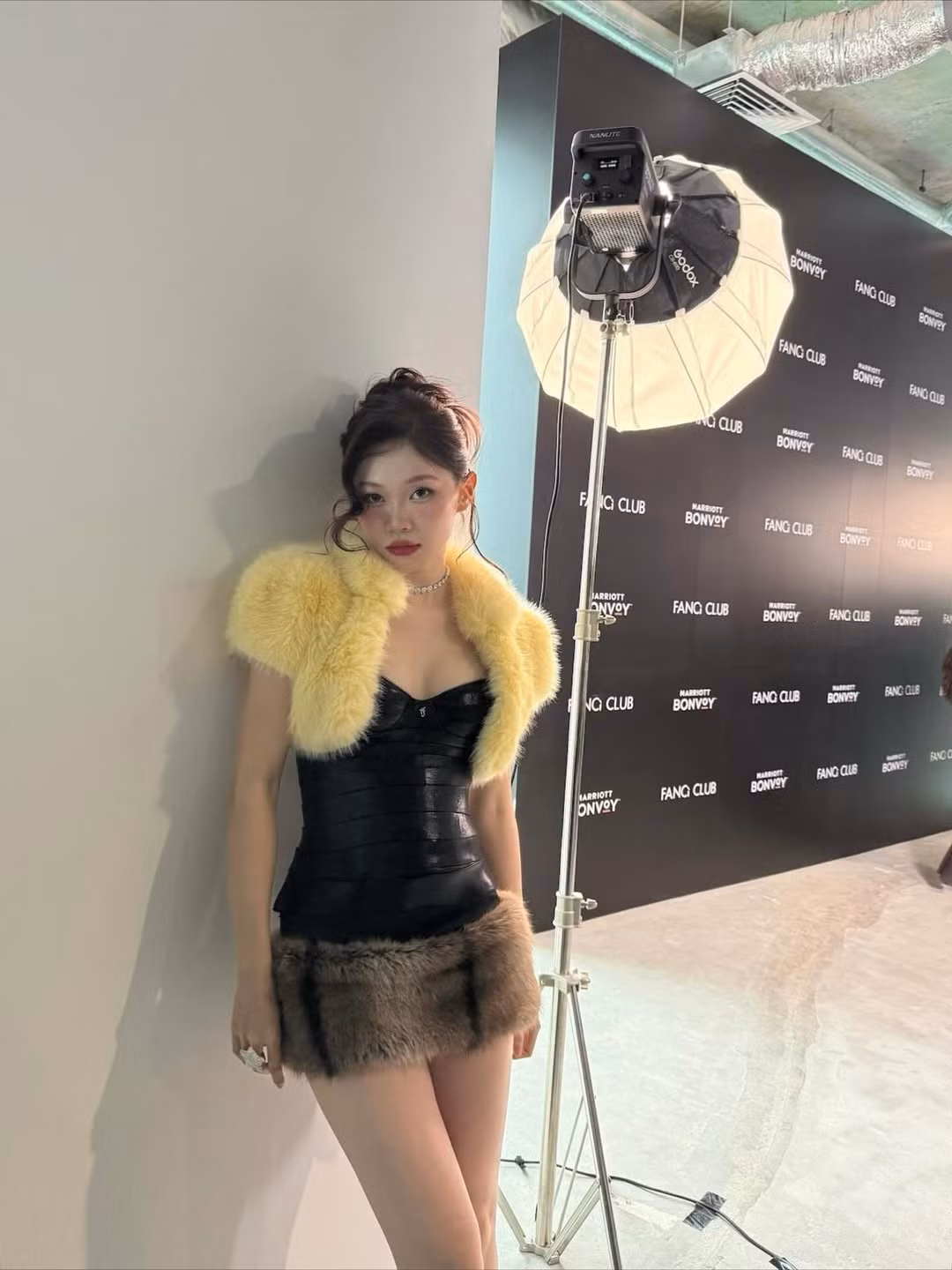 Ly Phạm chọn phối chiếc áo lông như một chiếc áo khoác, bên ngoài thiết kế corset đen ôm sát, kết hợp cùng chân váy lông tối màu, tạo nên tổng thể quý cô thanh lịch nhưng cũng cực kỳ cá tính.