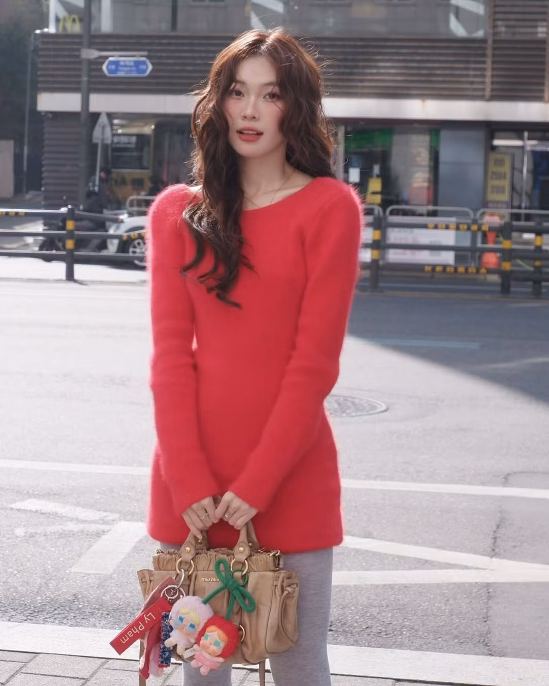 Nhiều món đồ được cô nàng ứng dụng từng trở thành cơn sốt trong giới thời trang trẻ.