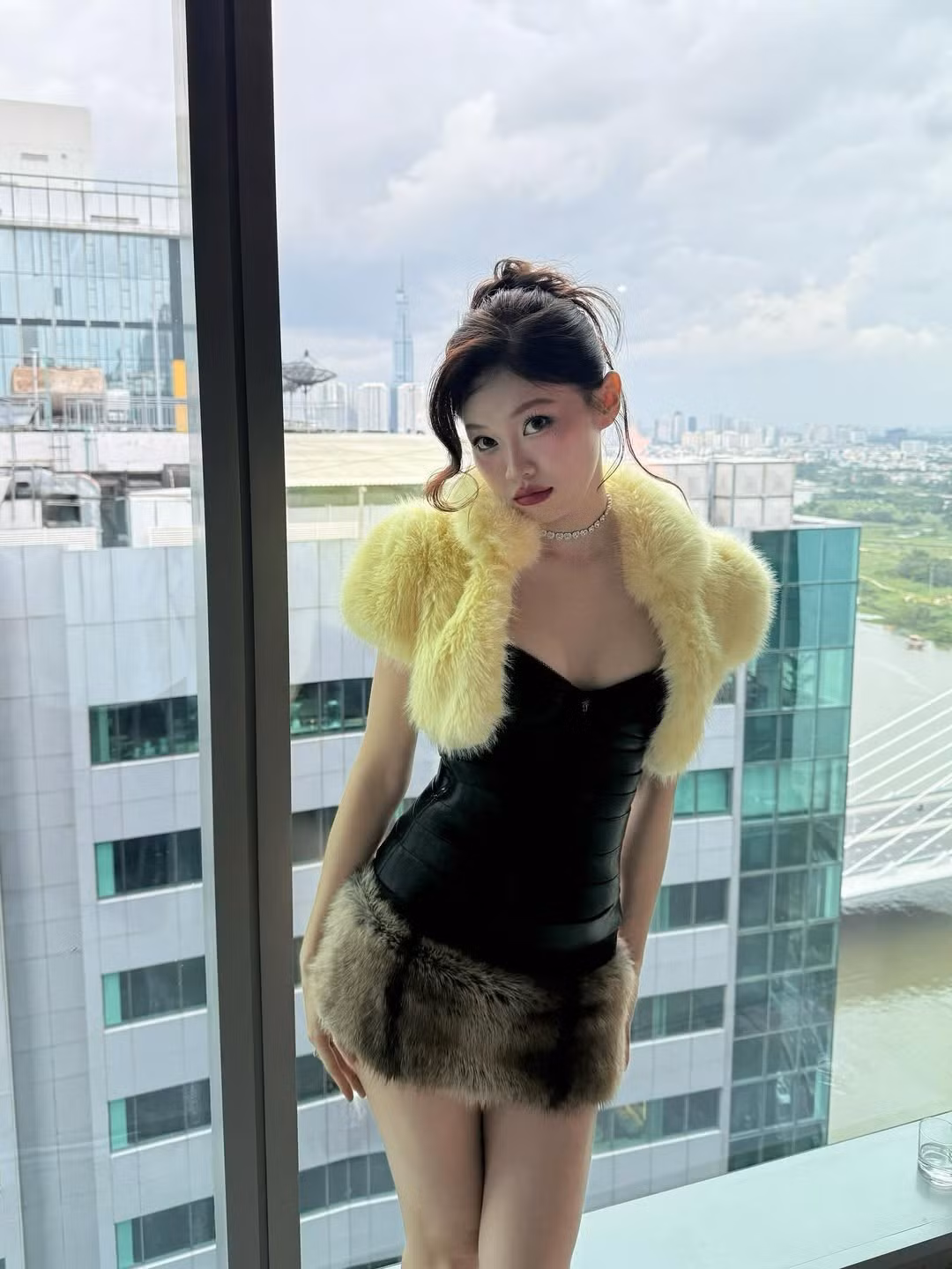 Trong làng thời trang, việc hai người đẹp cùng diện một thiết kế luôn tạo ra những cuộc so sánh thú vị. Lần này, hot girl Ly Phạm và Ngọc Trinh đã cùng chọn một thiết kế, tạo nên màn "đụng hàng" đáng chú ý. Mặc dù là nàng hot girl gen Z chưa có nhiều kinh nghiệm trong mảng thời trang, nhưng cách phối đồ của Ly Phạm lần này nhận về nhiều lời động viên, khen ngợi từ netizen.