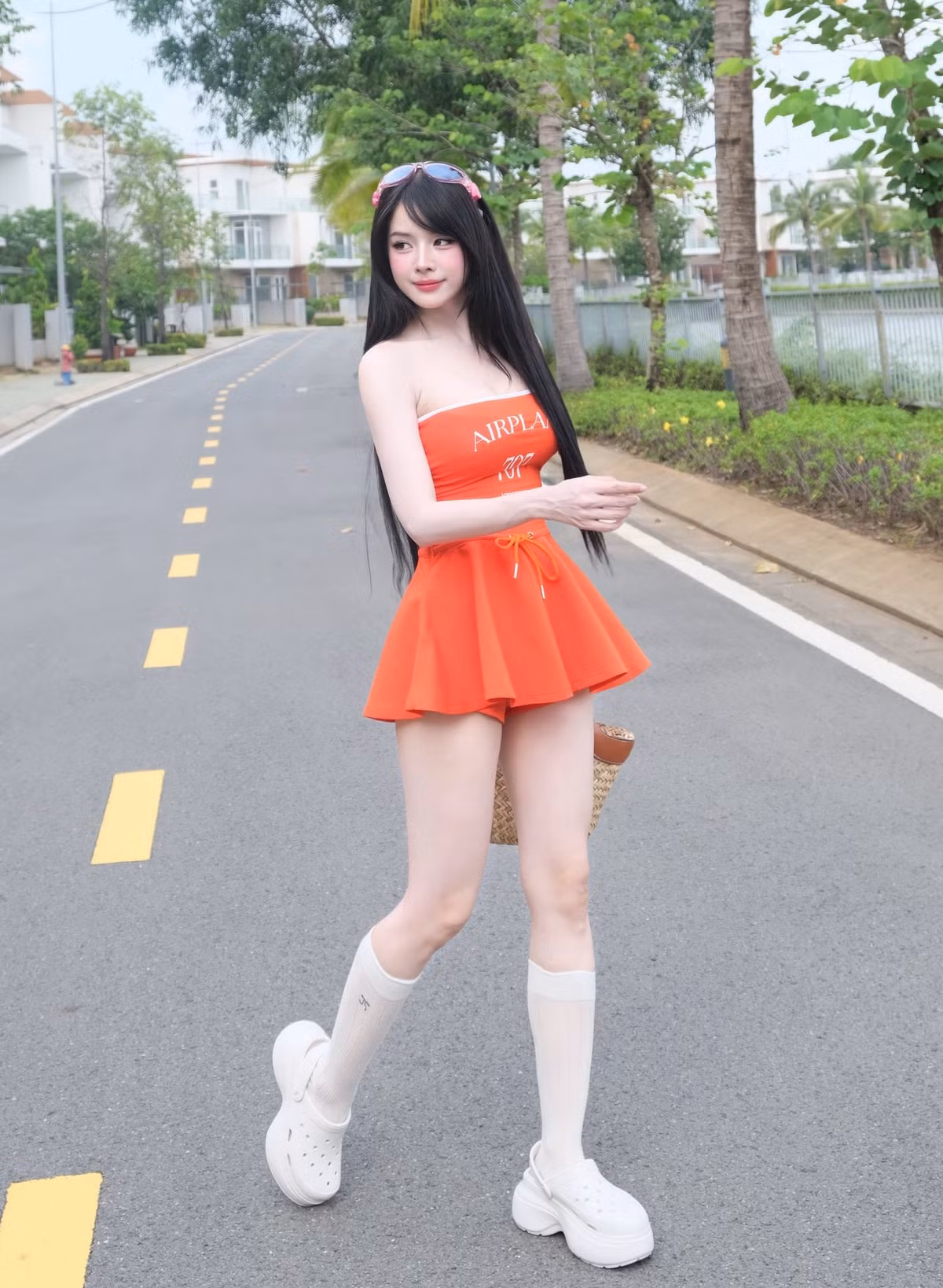 DJ Mie tự tin tạo dáng, khoe trọn vóc dáng thon gọn và đôi chân dài. Thần thái của cô nàng khiến bộ ảnh trở nên vừa gợi cảm nhưng cũng rất đáng yêu.