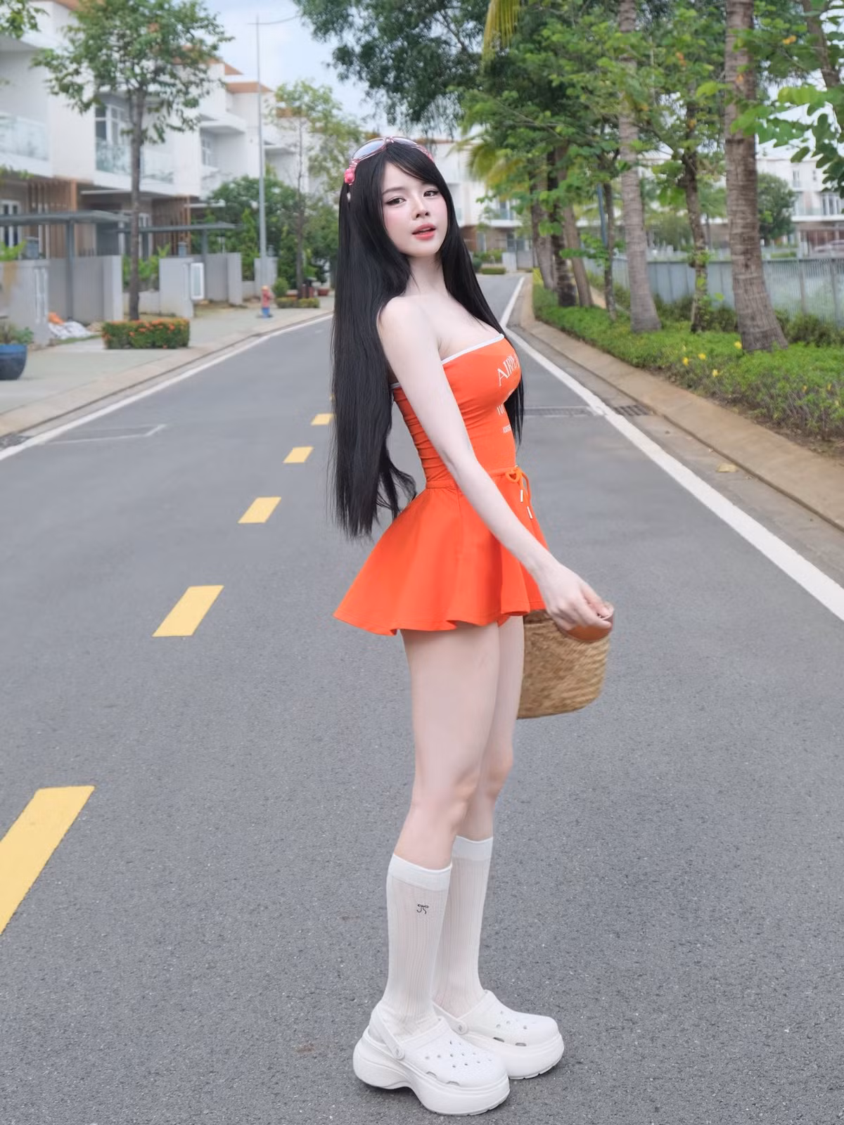 Thiết kế quây giúp khoe trọn bờ vai trần và xương quai xanh gợi cảm, đồng thời mang lại sự mát mẻ, phóng khoáng của mùa hè. Phần chân váy xòe nhẹ tạo cảm giác bay bổng, nữ tính và năng động khi di chuyển.