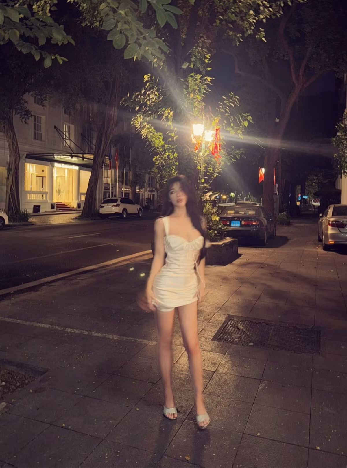 Mái tóc đen dài bồng bềnh được thả tự nhiên, càng làm tăng thêm nét duyên dáng, gợi cảm. (Ảnh: FBNV)