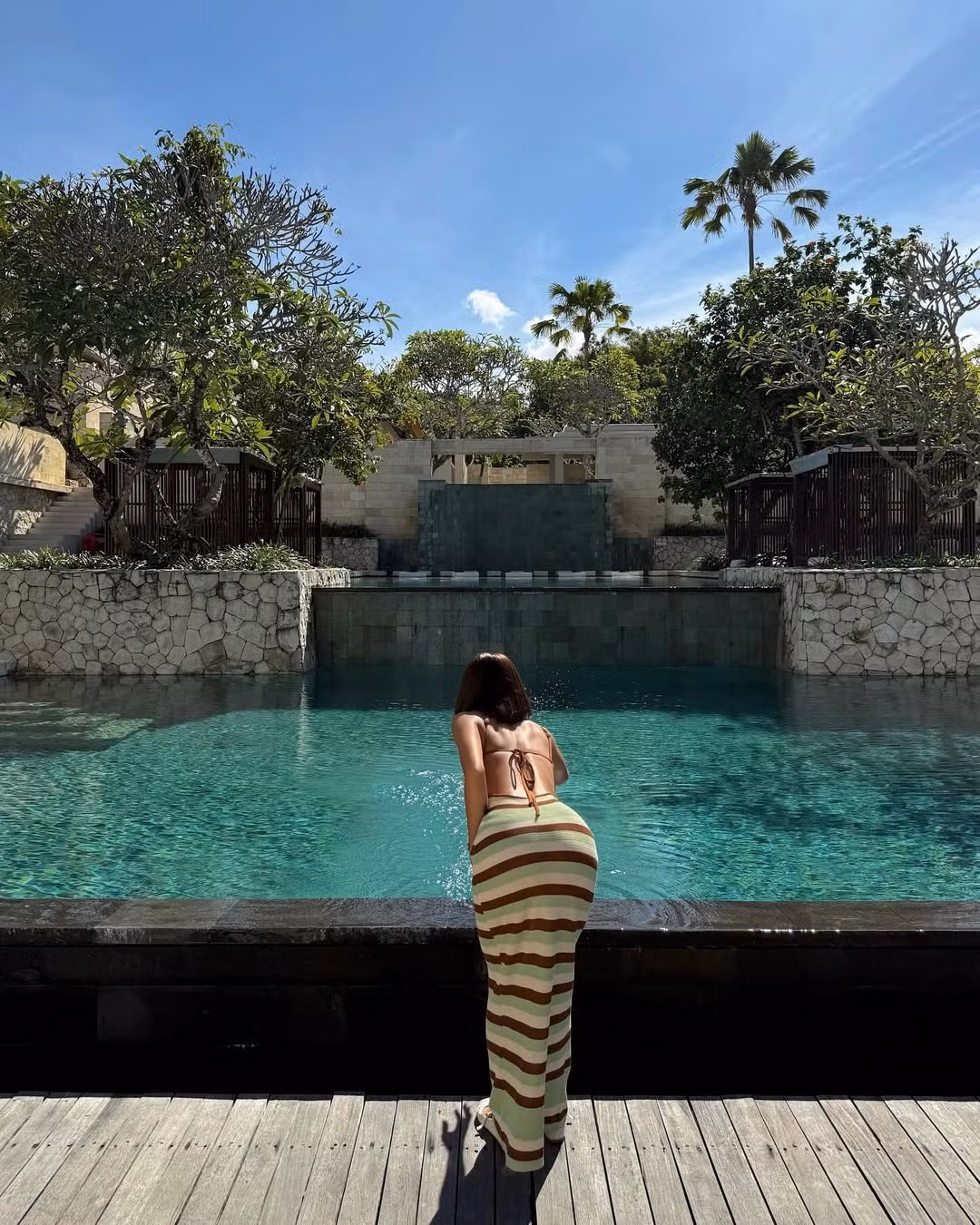 Loạt ảnh cho thấy những khoảnh khắc cô nàng tạo dáng đầy chuyên nghiệp, từ góc nhìn chính diện khoe vòng 1 căng đầy đến những cú xoay lưng khoe vòng 3 quyến rũ.