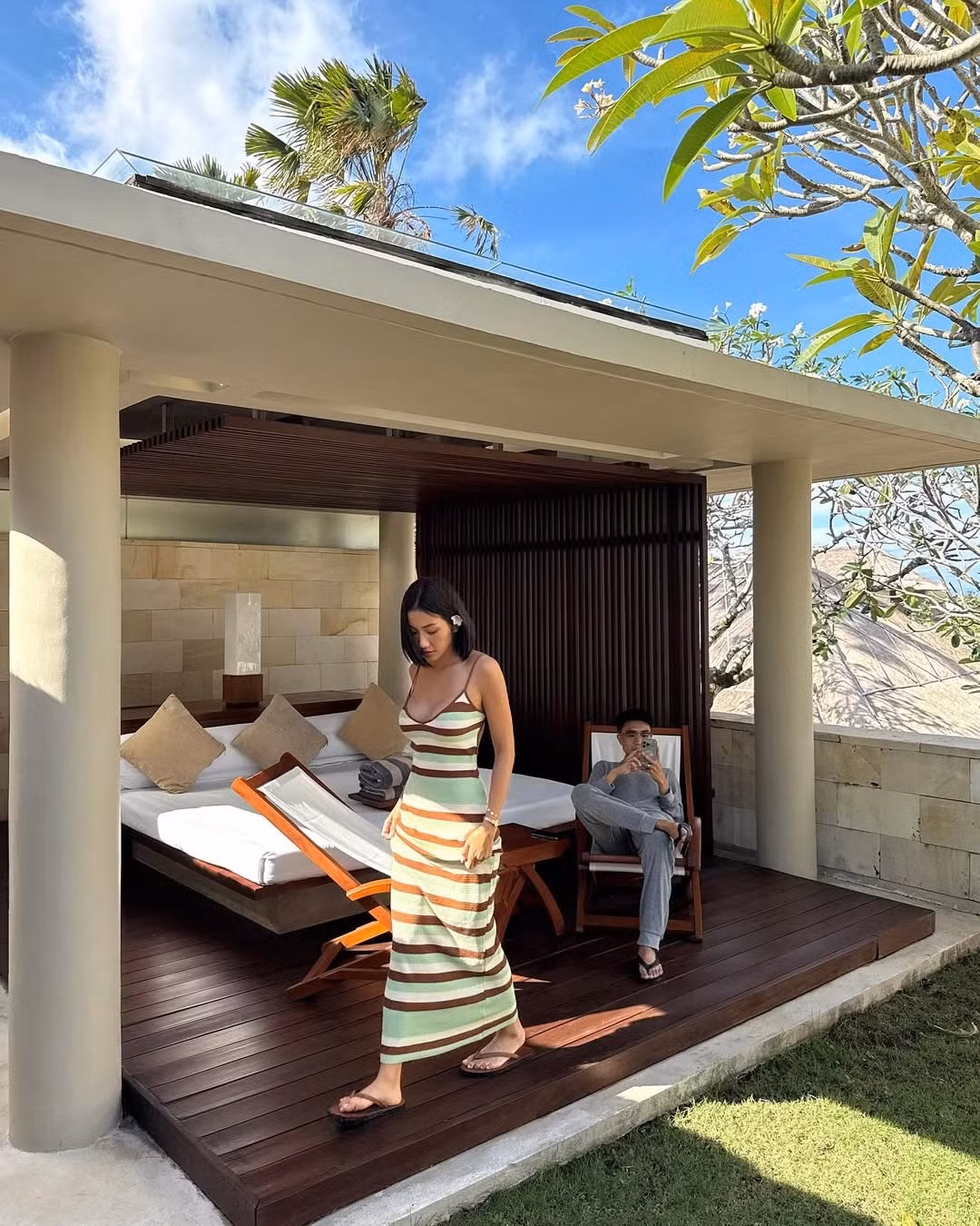 Thiết kế hai dây đơn giản nhưng ôm sát cơ thể đã tôn lên vóc dáng mảnh mai, đường cong mềm mại và đặc biệt là vòng eo "con kiến" đáng ngưỡng mộ của cô nàng.