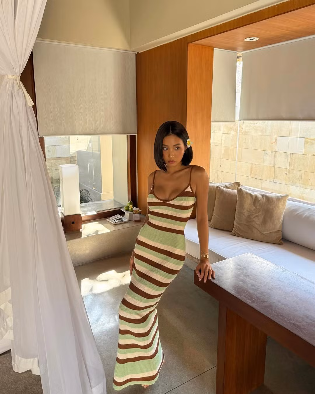 Điểm nhấn tinh tế trên mái tóc bob ngắn của Huyền 2k4 là một bông hoa trắng cài lệch, mang đậm hơi thở của xứ sở vạn đảo, giúp tổng thể trang phục thêm phần dịu dàng và duyên dáng.