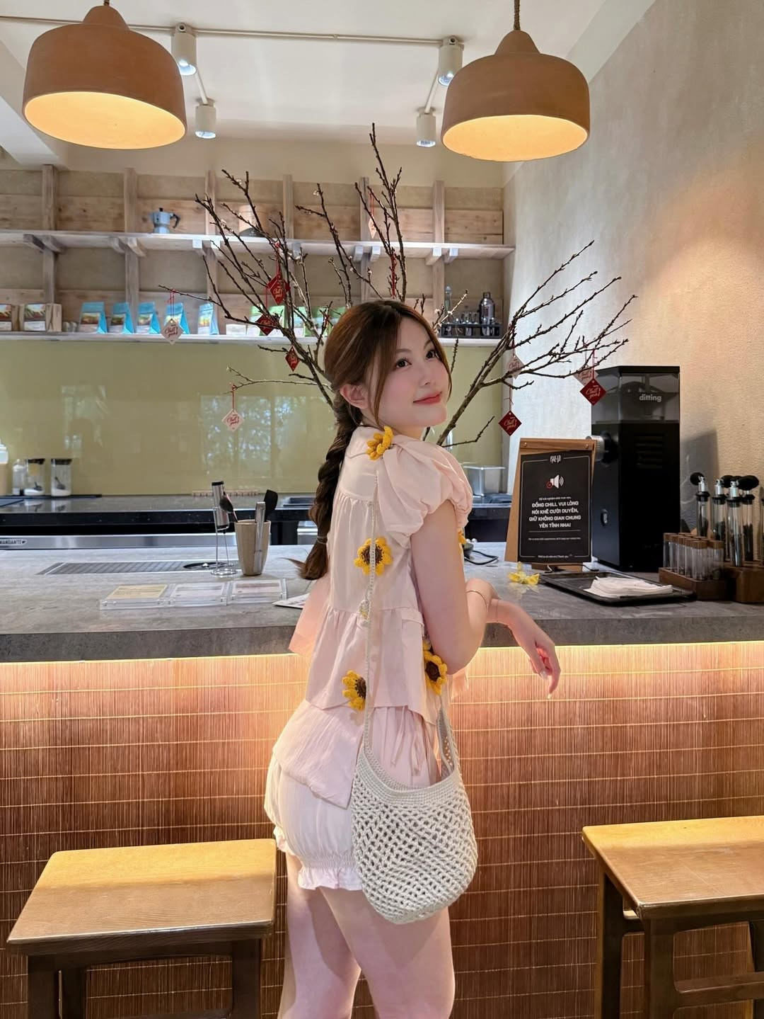 Ngay sau khi đăng tải, bài viết đã thu hút hàng ngàn lượt tương tác. Dưới phần bình luận, cư dân mạng không tiếc lời khen ngợi vẻ đẹp "vạn người mê" của hot girl sinh năm 2003. (Ảnh: IGNV)