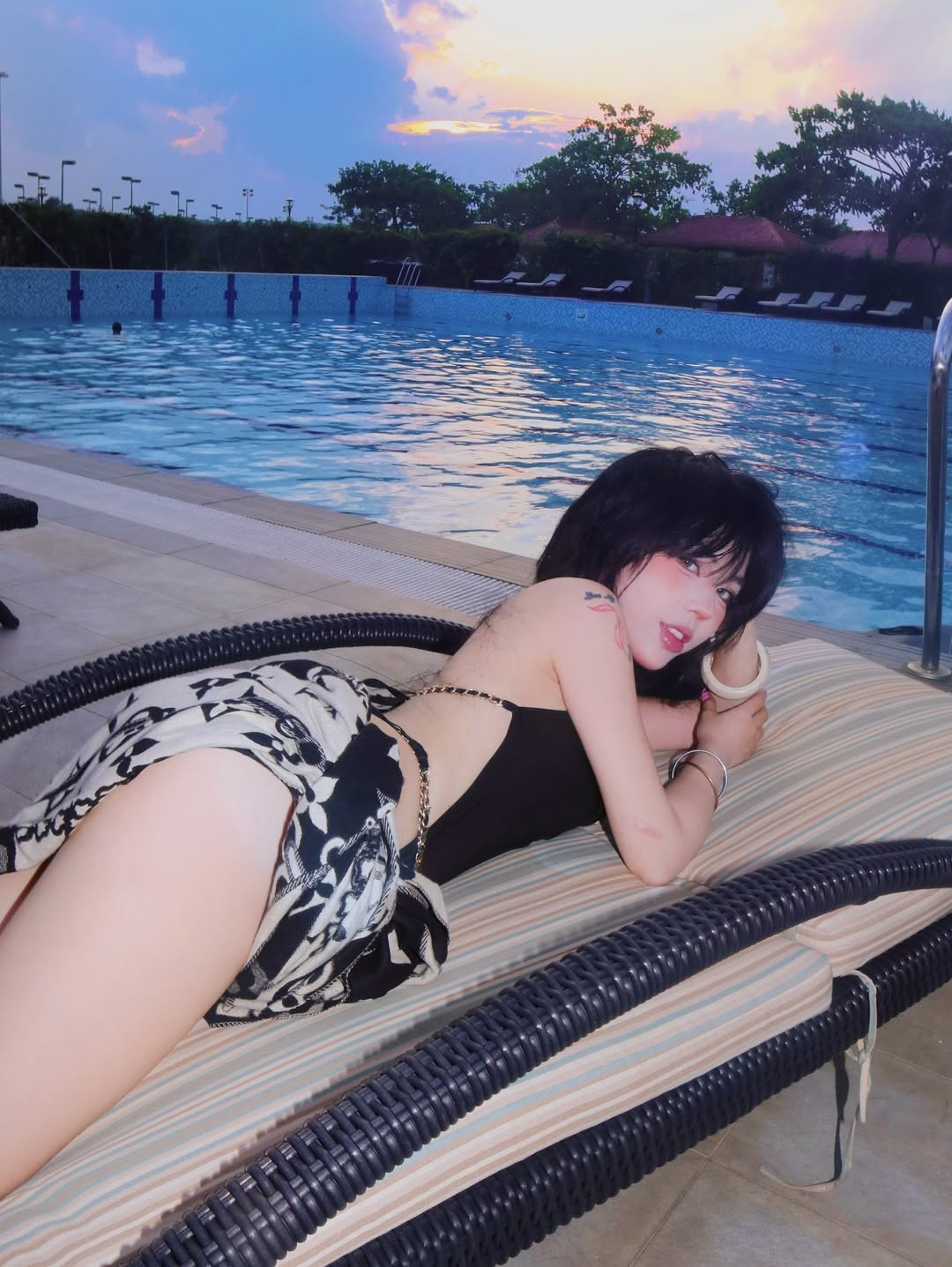 Đặc biệt, chiếc khăn choàng với họa tiết độc đáo được Bảo Khuyên Susan sử dụng như một phụ kiện đắt giá, vừa tạo điểm nhấn cho trang phục, vừa giúp cô nàng thêm phần cuốn hút.