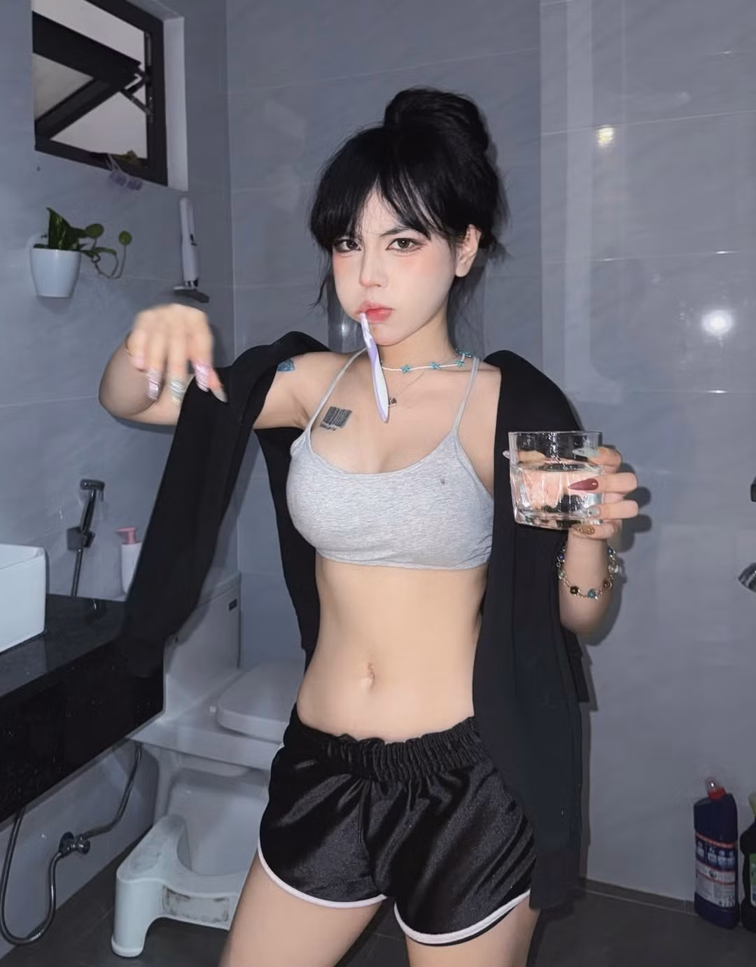 Bảo Khuyên Susan nổi tiếng với phong cách cá tính pha chút "dị biệt" và rất trendy. Cô nàng thường xuyên biến hóa linh hoạt với nhiều concept khác nhau, từ quyến rũ, ngọt ngào cho tới cool ngầu, ma mị.