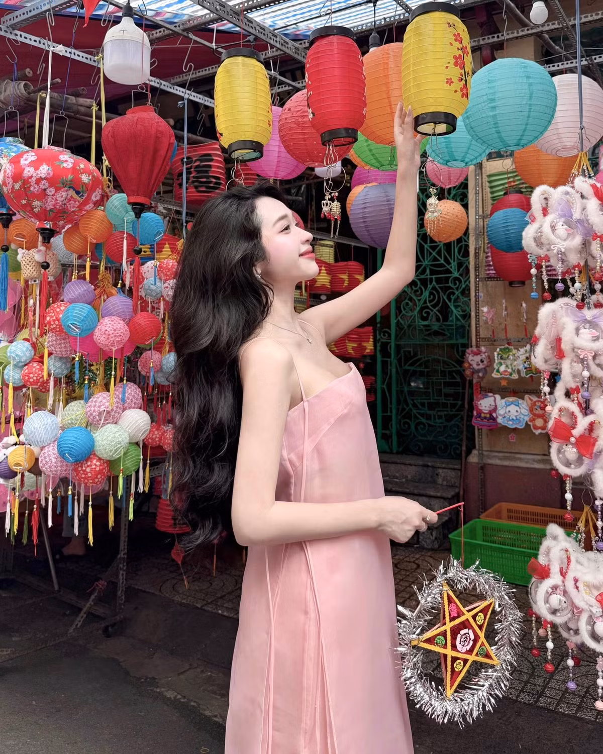 Điểm nhấn đặc biệt của bộ ảnh chính là chiếc nón lá được vẽ hoa sen cầu kỳ, một biểu tượng văn hóa truyền thống của Việt Nam. (Ảnh: FBNV)