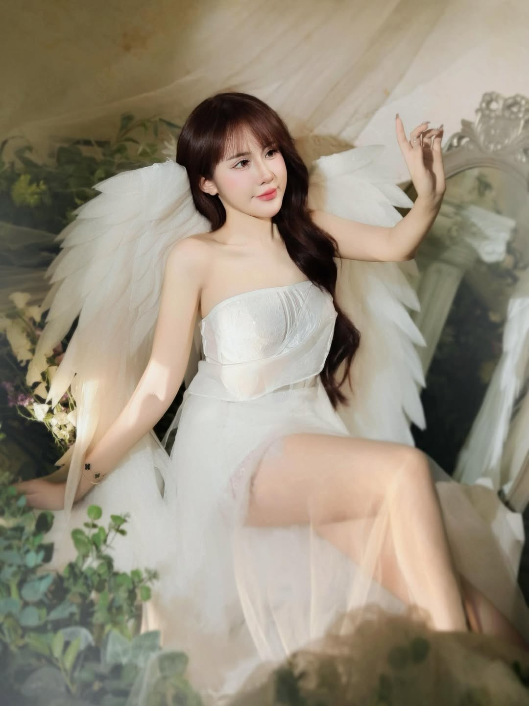 Trong bộ ảnh mới nhất, Lê Tuyết Anh rũ bỏ vẻ ngoài sắc sảo, năng động thường thấy để khoác lên mình bộ váy trắng tinh khôi, kết hợp cùng đôi cánh thiên thần lộng lẫy. (Ảnh: IGNV)