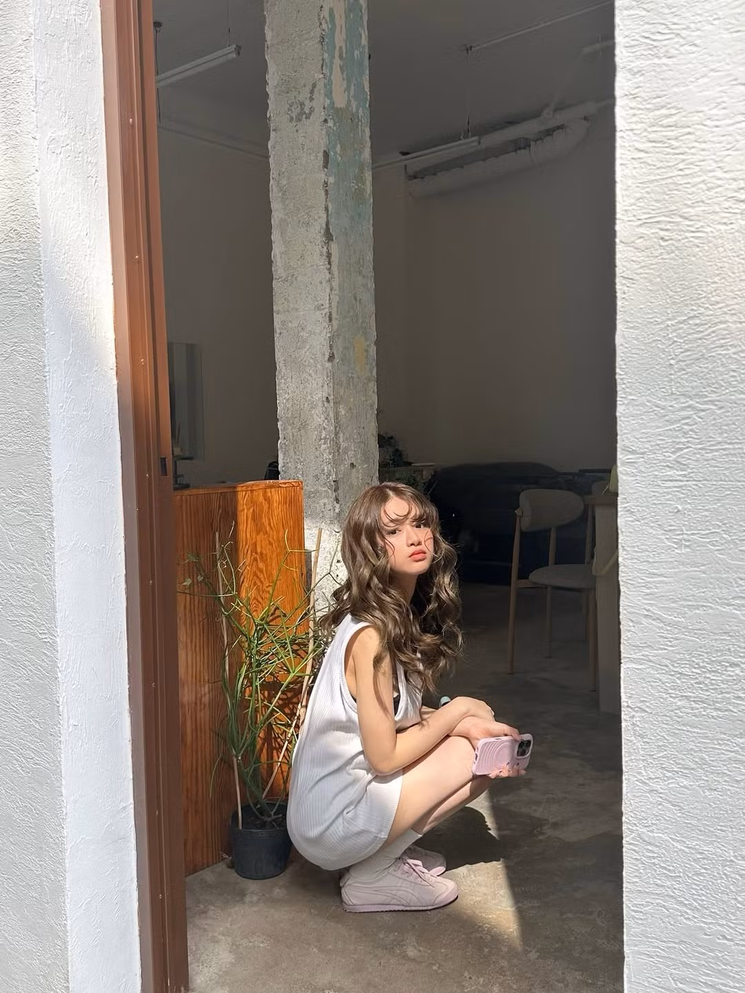 Cô chuộng các thiết kế cắt xẻ táo bạo, trang điểm đậm, cố gắng xây dựng hình tượng người lớn khi còn ở độ tuổi teen. Điều này vô tình khiến hình ảnh của cô bị ảnh hưởng tiêu cực trong mắt công chúng. (Ảnh: IGNV)