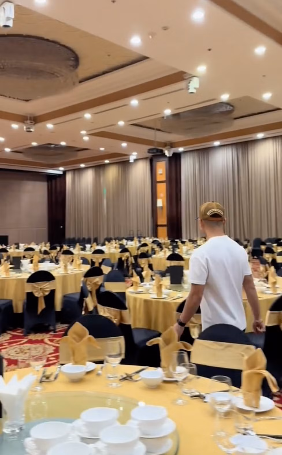 Không gian bên trong được trang hoàng cầu kỳ với tone màu vàng, đen chủ đạo, tạo cảm giác đẳng cấp, sang trọng. Hình ảnh chia sẻ trên mạng xã hội cho thấy chi tiết bàn ghế, ly tách, khăn ăn đều đồng bộ và tinh xảo, gợi nhớ phong cách tiệc cưới hạng sang.