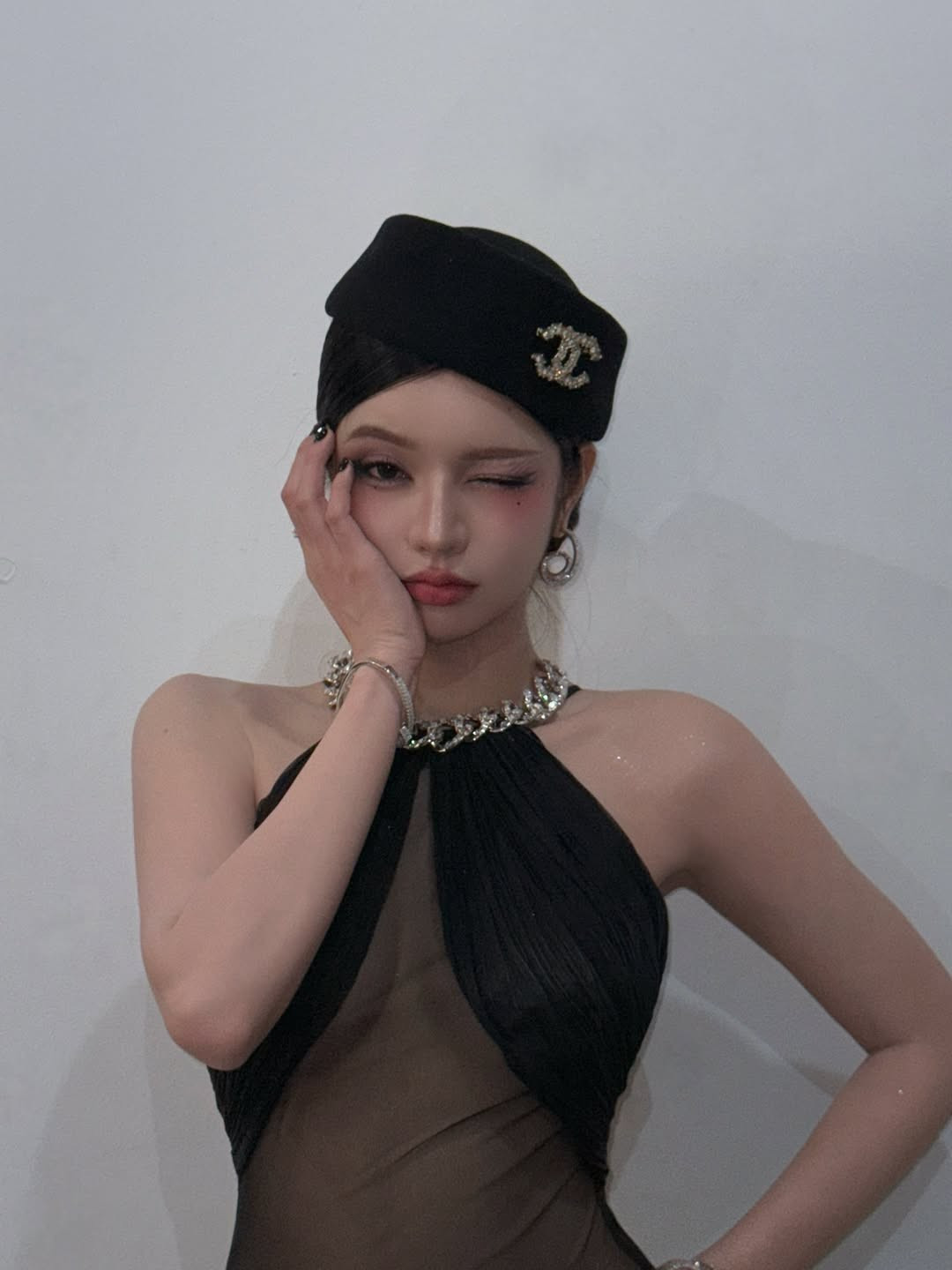 Gần đây, clip "đu trend" catwalk trên thảm đỏ của cô nàng trở nên viral mạnh mẽ trên mạng xã hội với hơn 16 triệu lượt xem. Sau hơn 2 tuần đăng tải video, cô nàng vừa "xả kho" loạt ảnh hậu trường đầy cuốn hút. (Ảnh: IGNV)