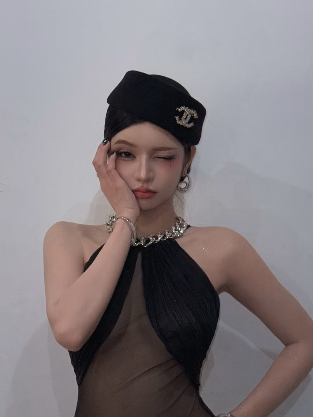 Gần đây, clip "đu trend" catwalk trên thảm đỏ của cô nàng trở nên viral mạnh mẽ trên mạng xã hội với hơn 16 triệu lượt xem. Sau hơn 2 tuần đăng tải video, cô nàng vừa "xả kho" loạt ảnh hậu trường đầy cuốn hút. (Ảnh: IGNV)