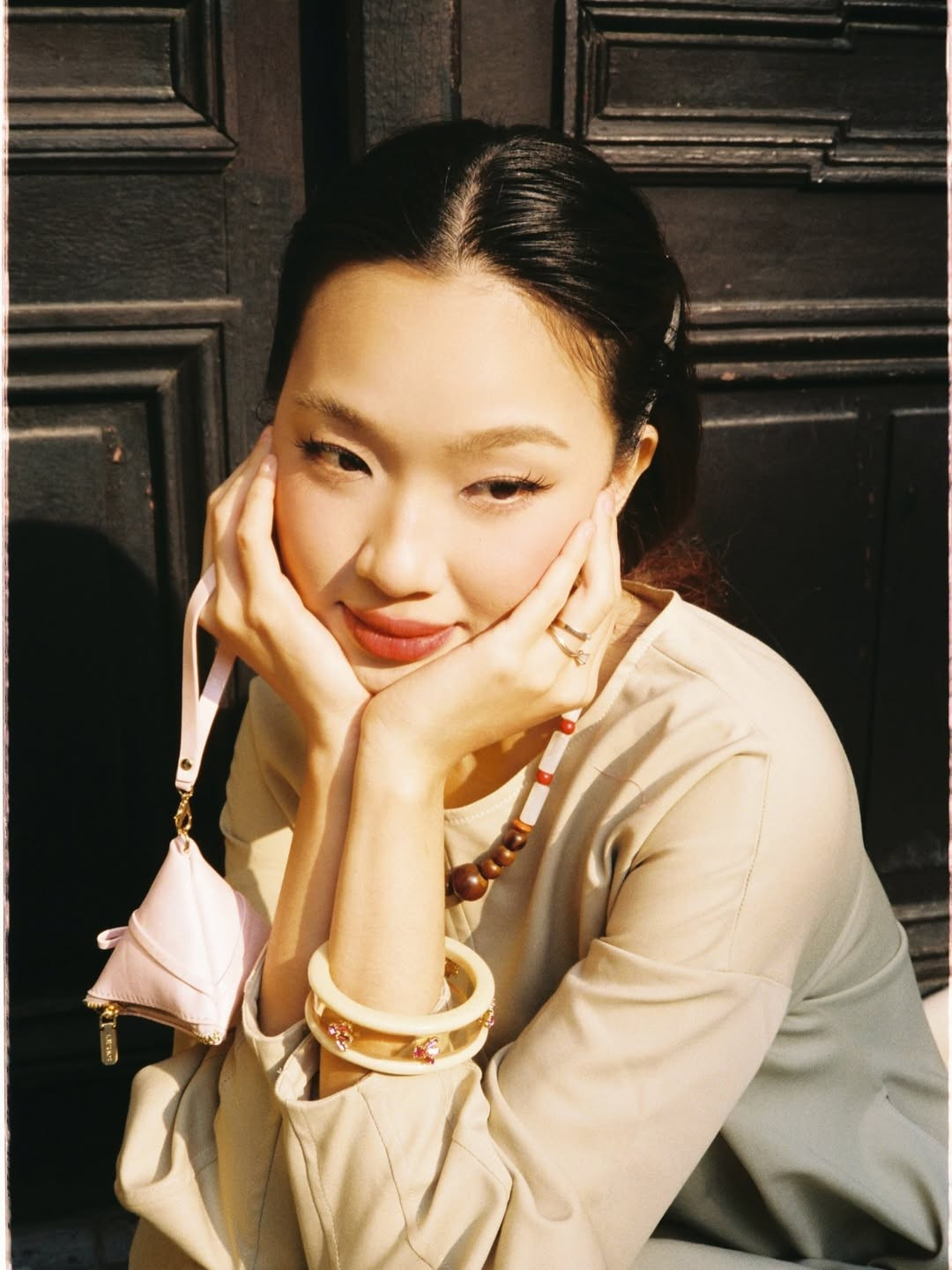 Dưới ánh nắng vàng rượi của những ngày cuối năm, Thái Anh hiện lên như một nàng thơ bước ra từ những thước phim điện ảnh thập niên cũ. (Ảnh: IGNV)